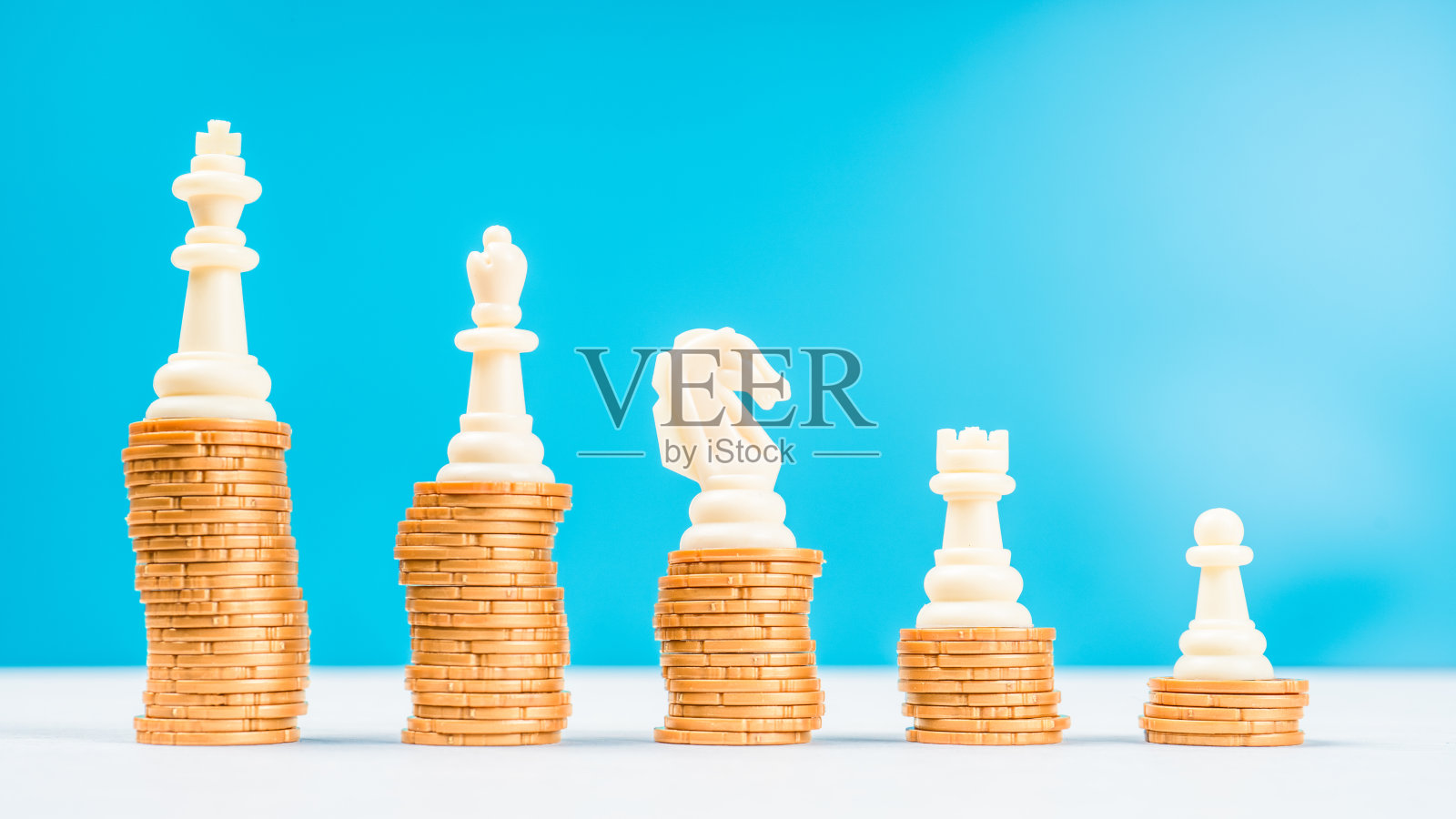 金币上的棋子。商业理念的意义不同照片摄影图片