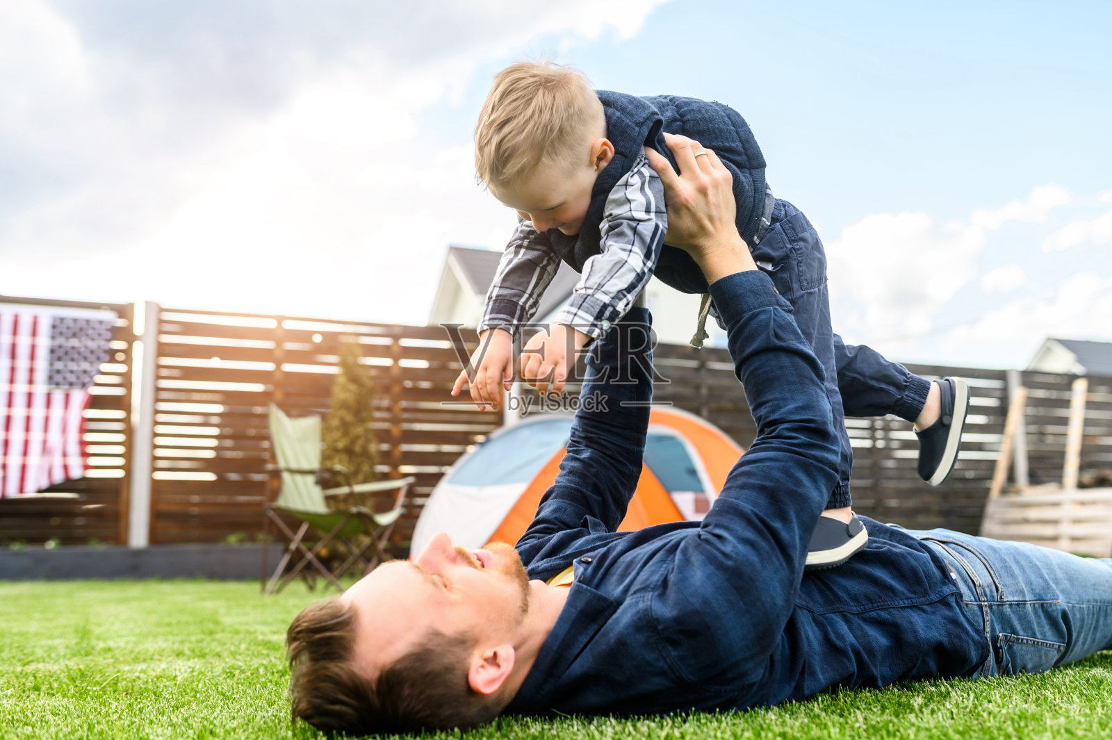 父亲和蹒跚学步的儿子花时间在一起照片摄影图片