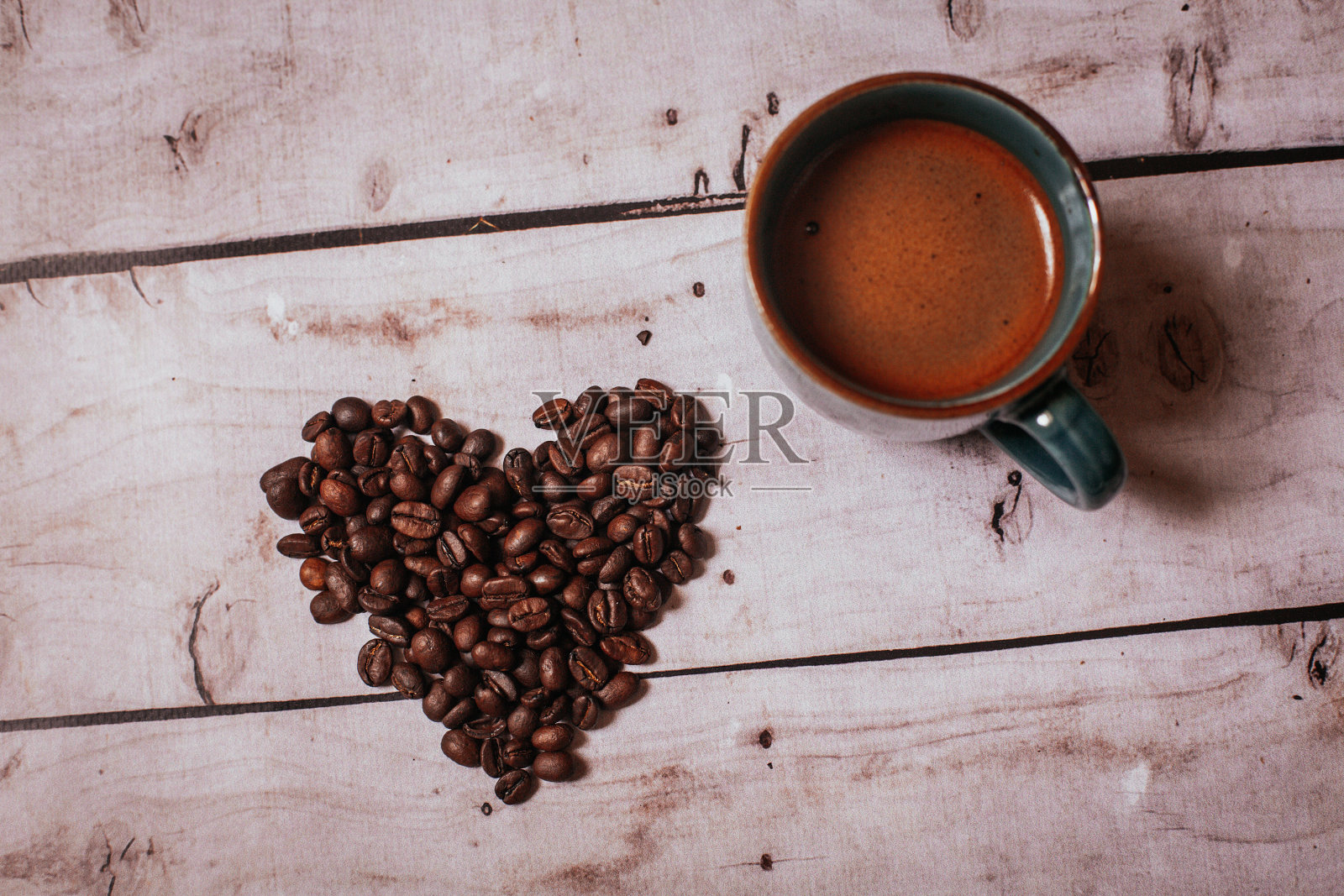 一杯咖啡和咖啡豆照片摄影图片