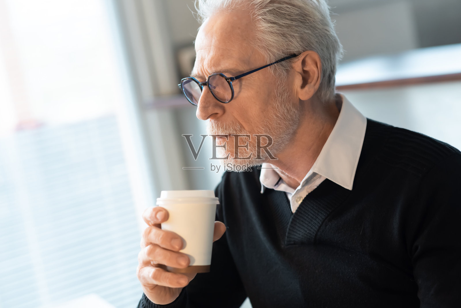 老人拿着咖啡杯照片摄影图片