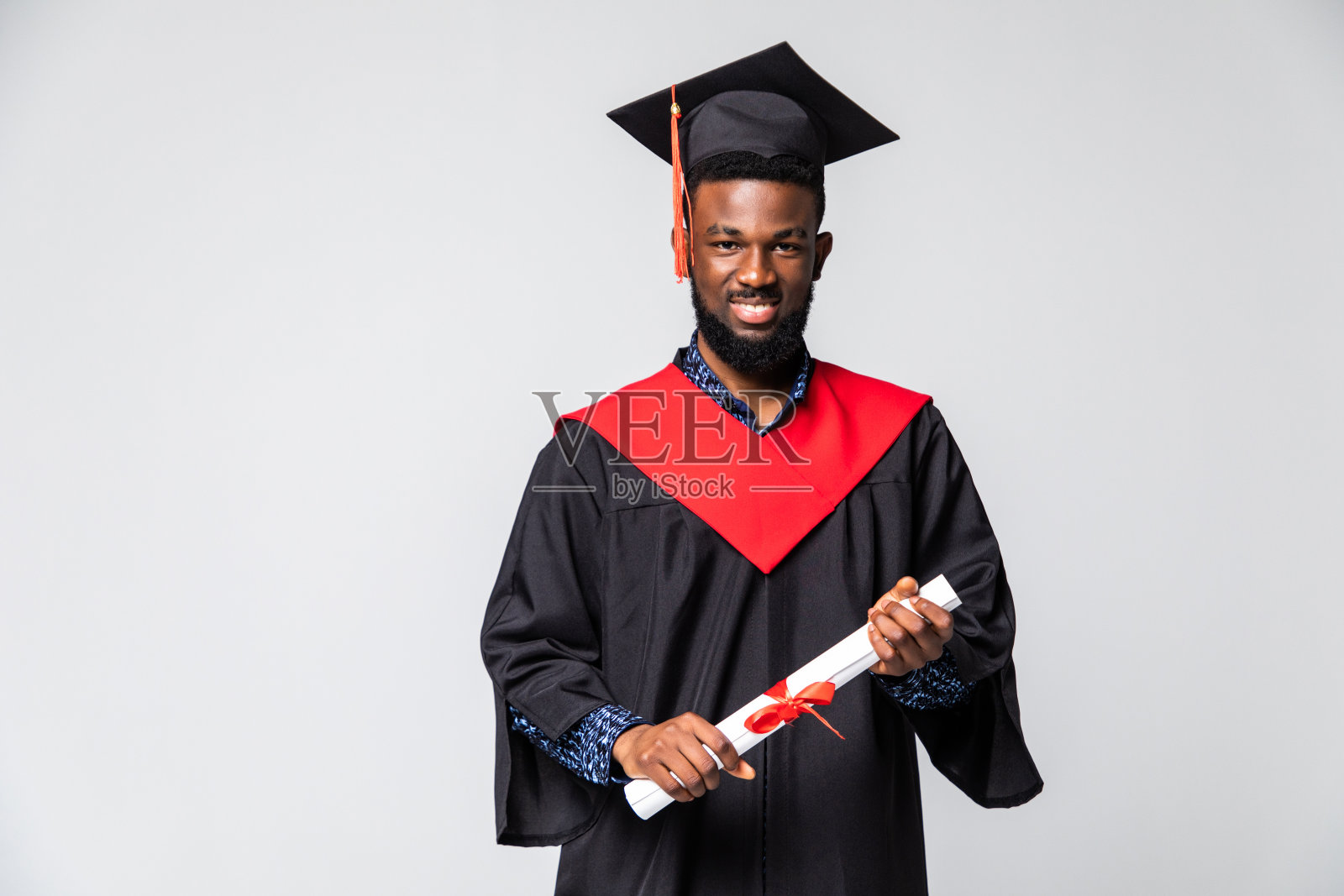 年轻快乐的非裔美国男子学生拿着毕业证书激动的表情孤立在白色的背景照片摄影图片