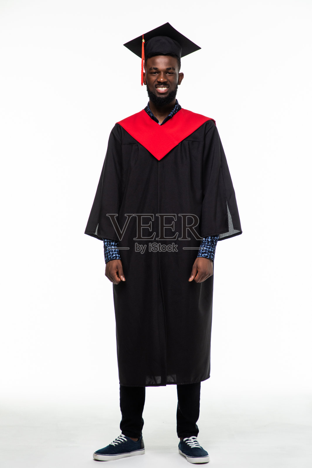 非裔美国人大学毕业生被孤立在白人背景下照片摄影图片