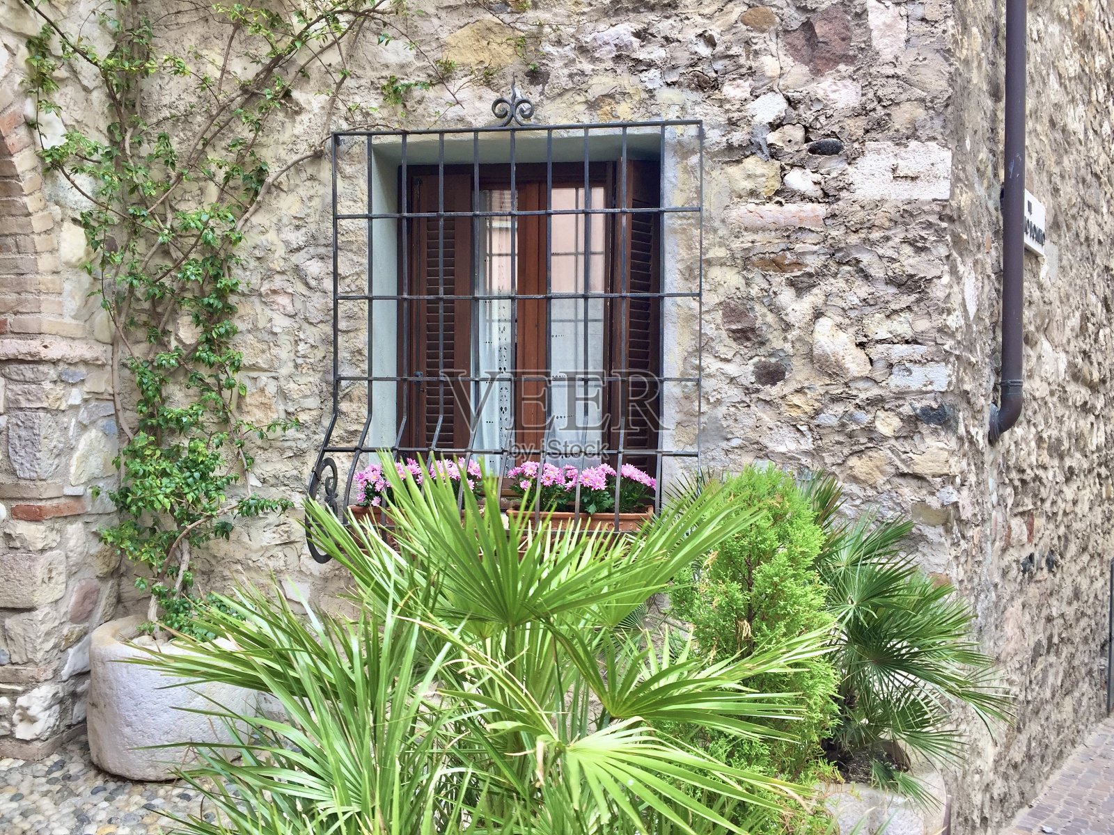 加尔达湖(意大利语:Lago di Garda)是意大利最大的湖。它是意大利北部一个很受欢迎的度假胜地,位于布雷西亚和维罗纳之间,威尼斯和米兰之间的多洛米特边缘。照片摄影图片