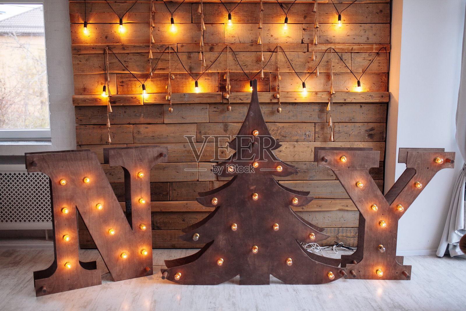 木制字母纽约与灯泡在木制墙壁的背景。阁楼的想法。新年和圣诞节的概念。纽约照片摄影图片