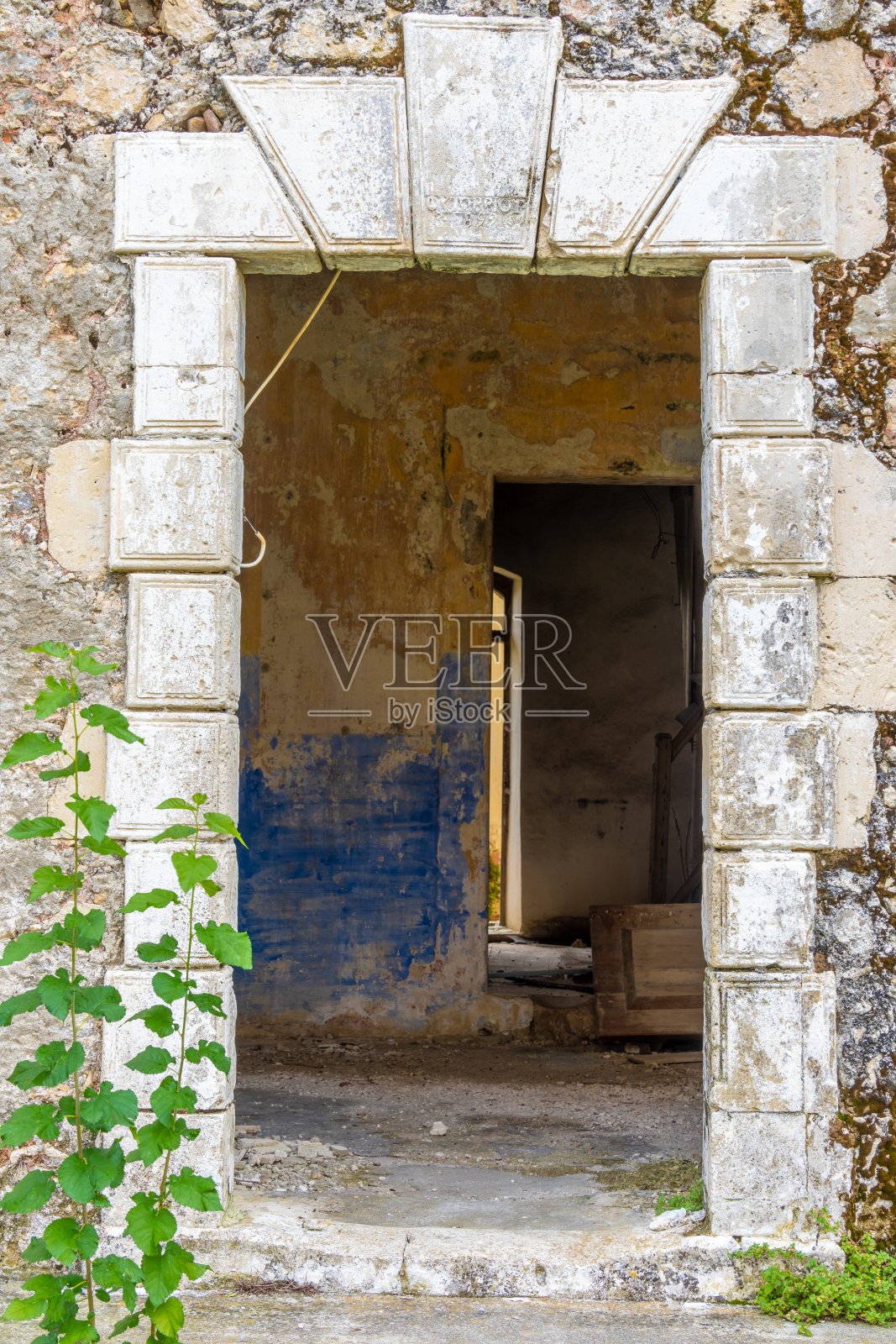 希腊克里特岛南部山区一个偏远村庄的废弃修道院的废墟照片摄影图片