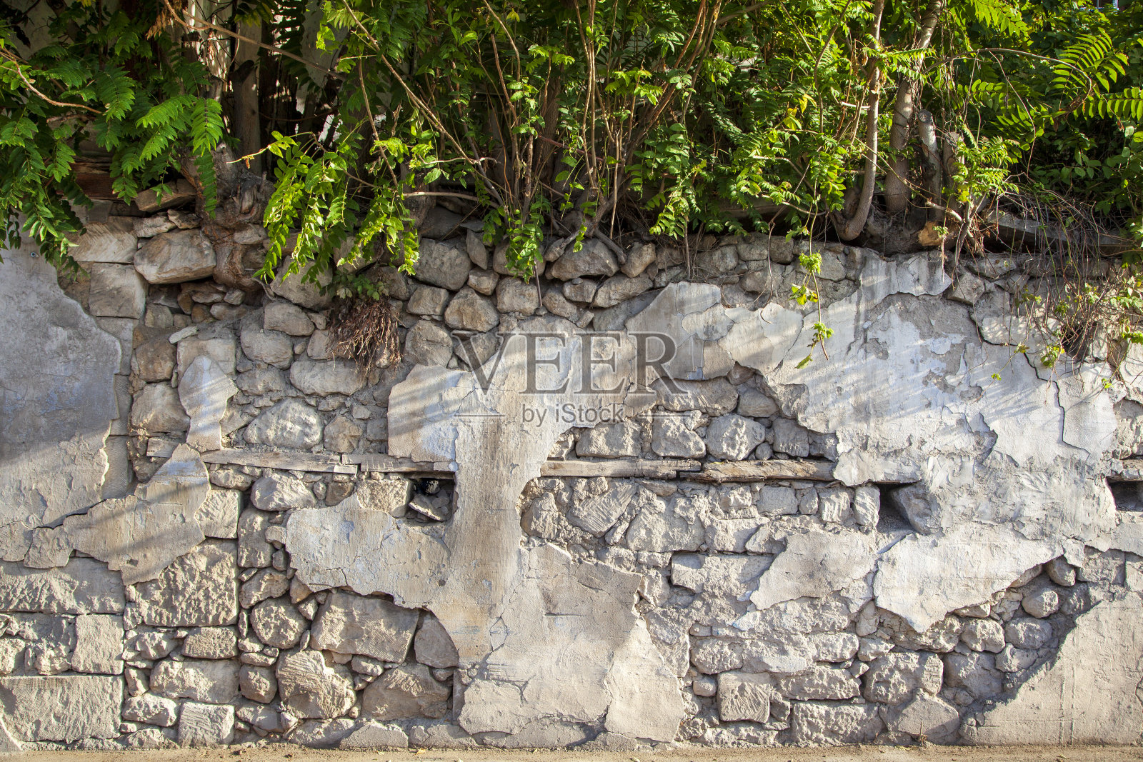 废弃的俄罗斯村庄的老木屋,旧砖墙照片摄影图片