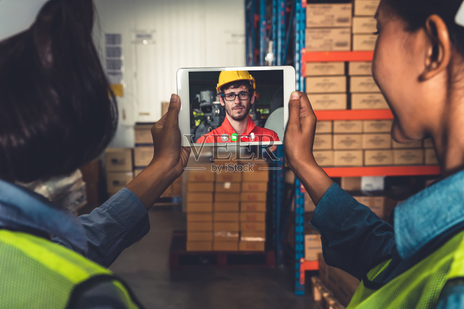 仓库工作人员在仓库的电脑屏幕上进行视频通话照片摄影图片