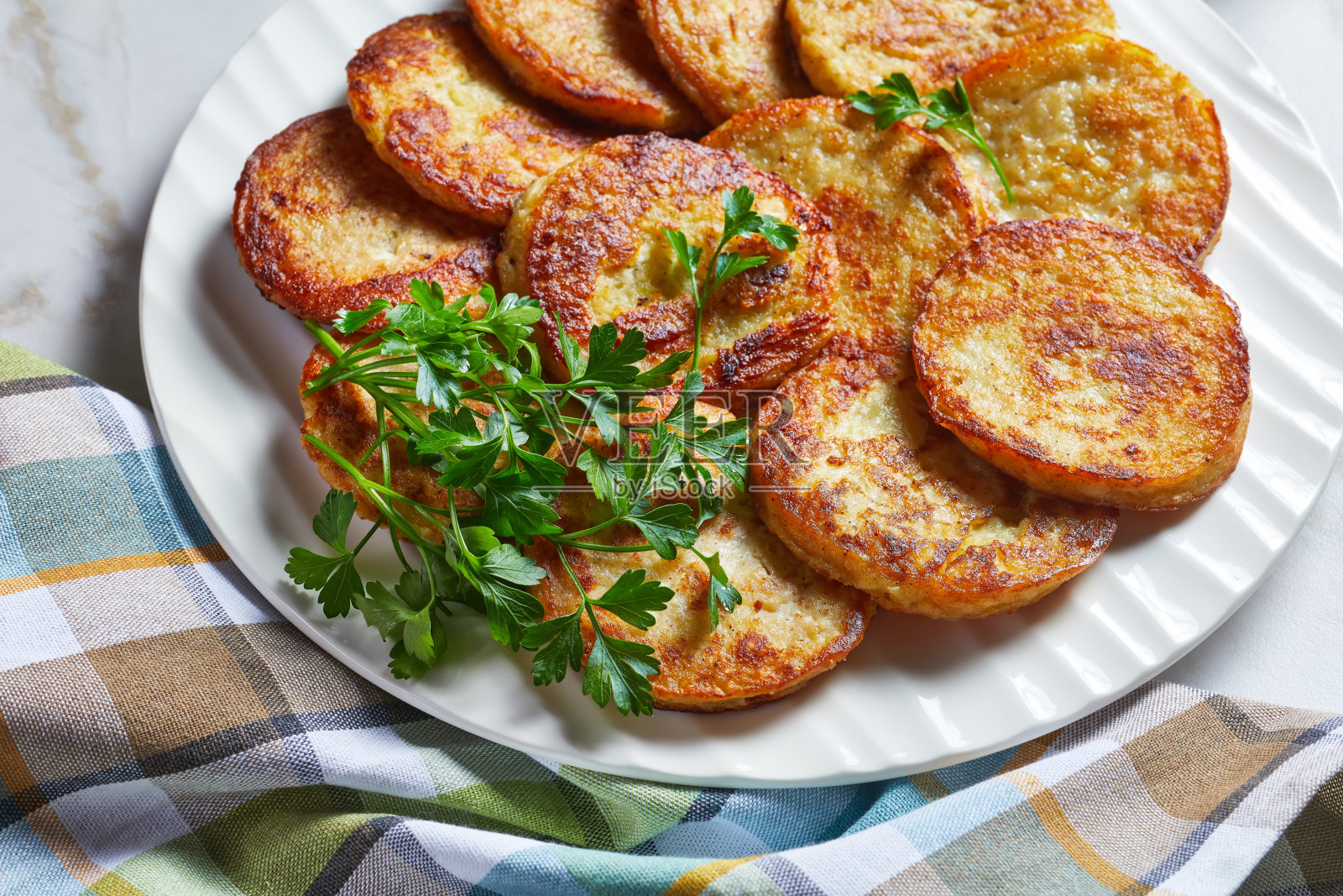土豆煎饼配白干酪蒜和欧芹照片摄影图片
