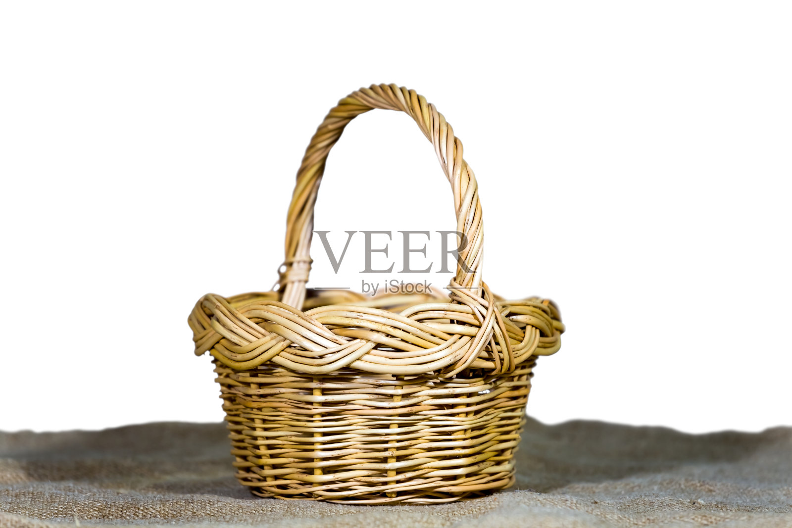 特写柳条篮孤立在白色背景下,室内装饰场景照片摄影图片
