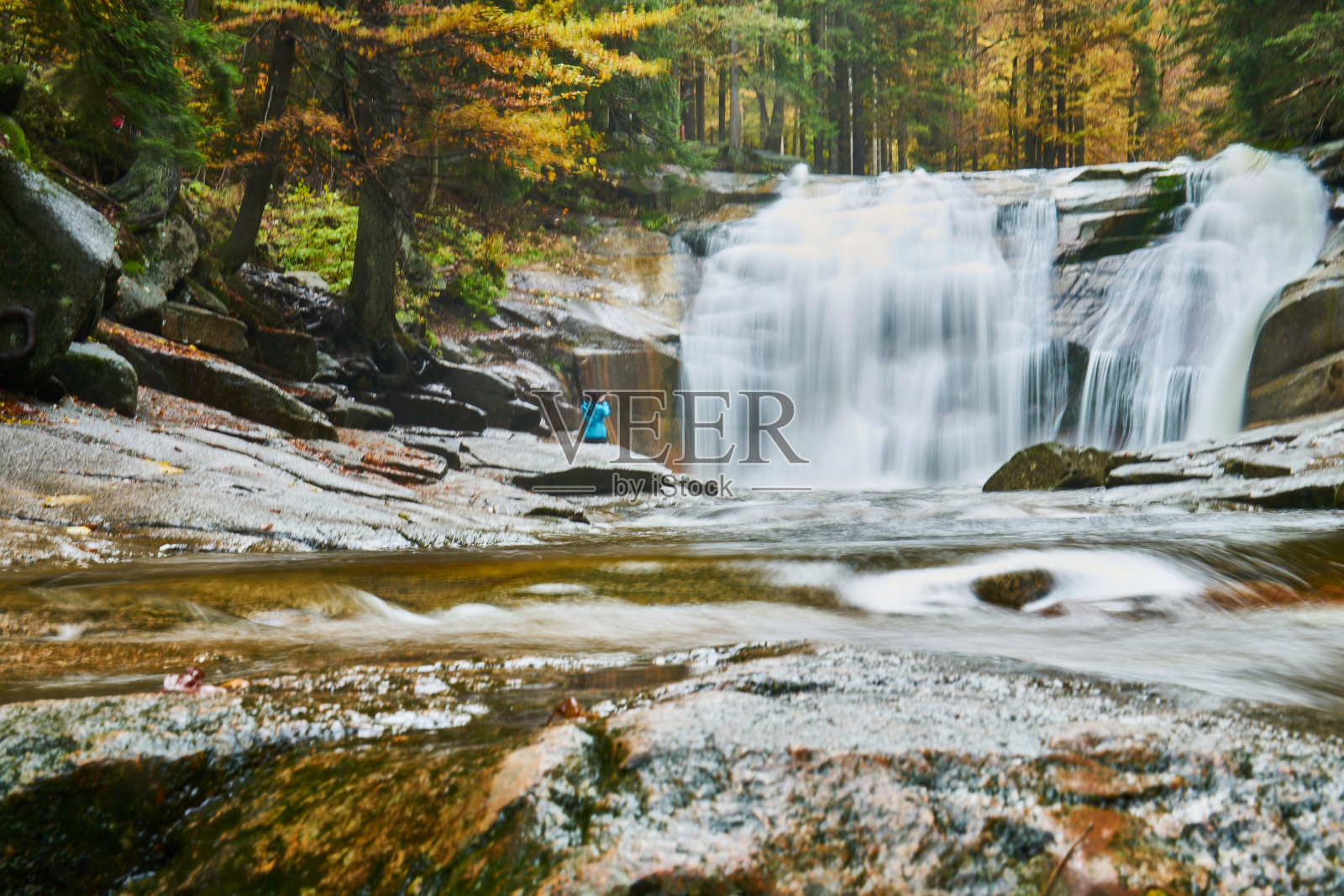 哈拉霍夫附近的Mumlava瀑布照片摄影图片
