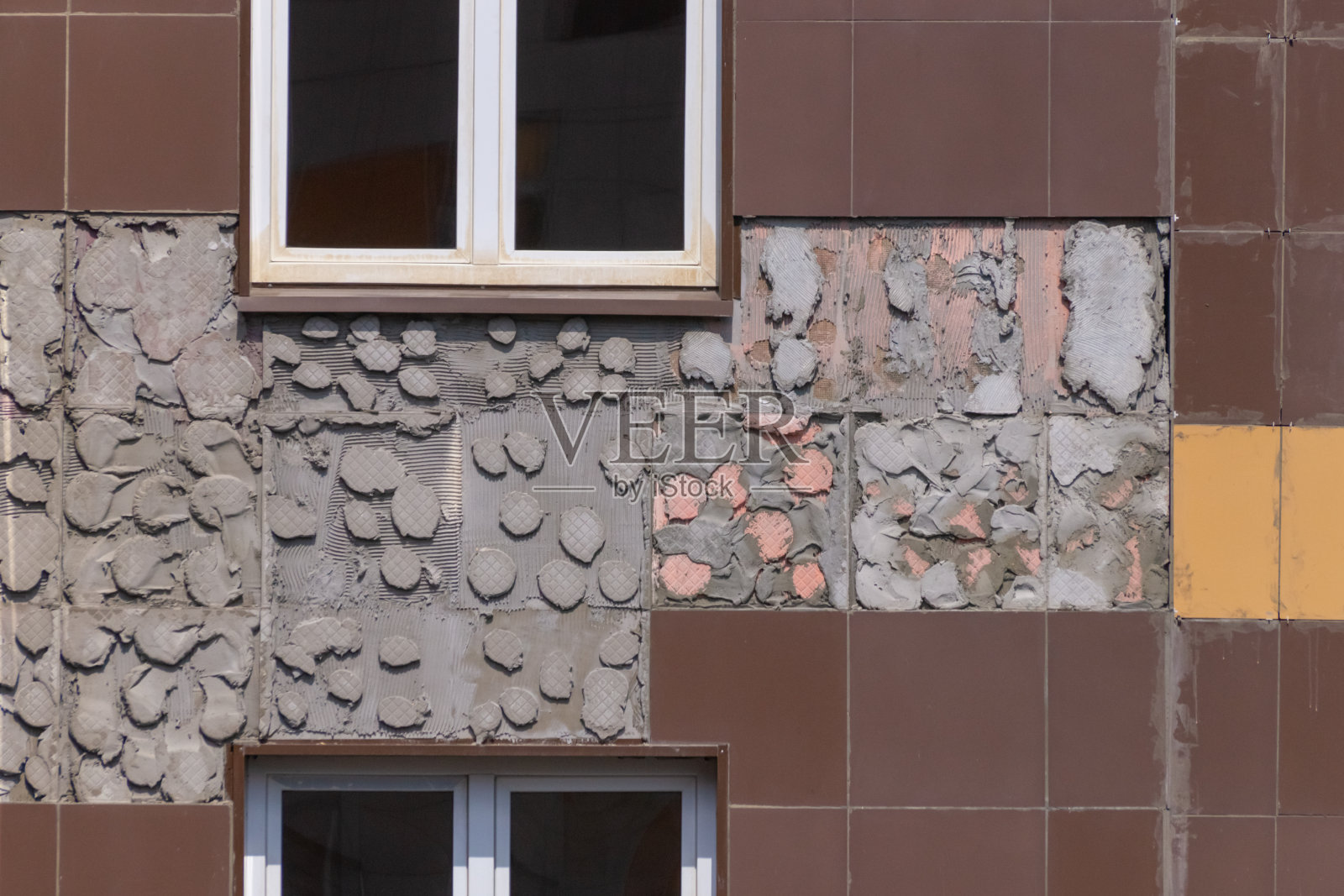 一幢新建筑的外墙饰面有脱落的装饰瓷砖照片摄影图片