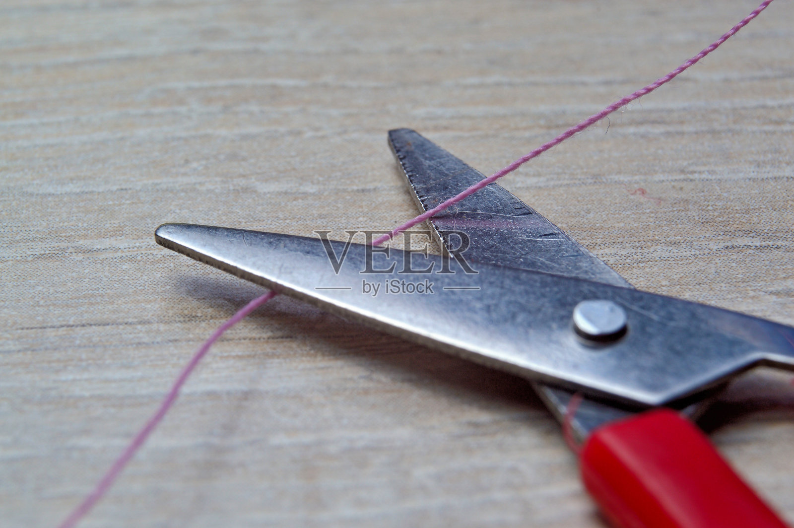 小剪刀和线放在桌子上。近距离照片摄影图片