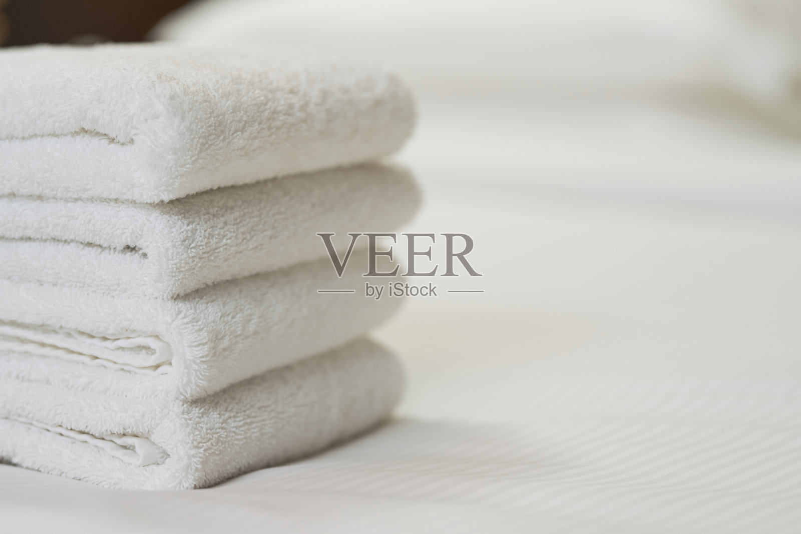 在公寓的床上放上新鲜松软的毛巾照片摄影图片