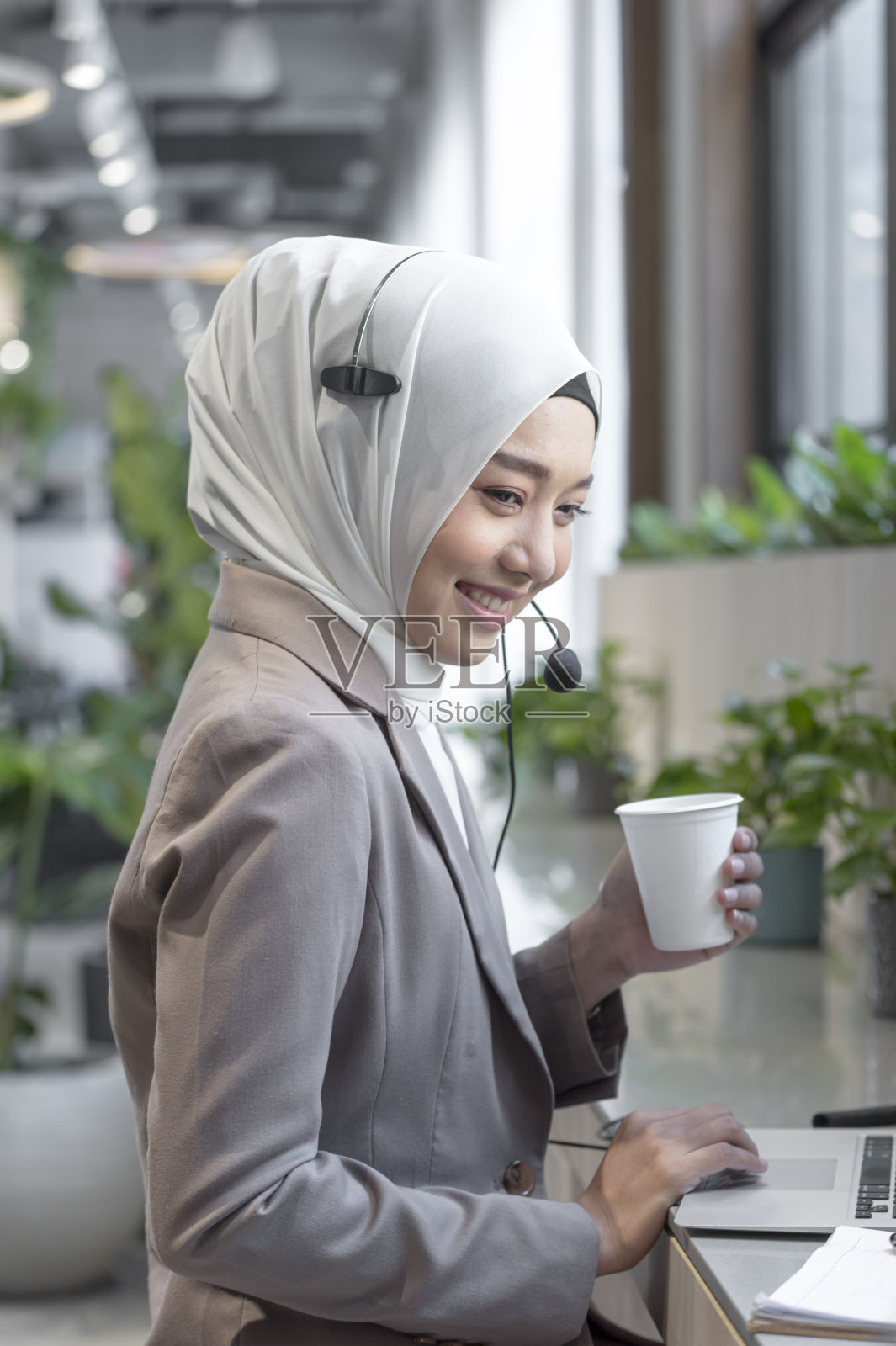 专业的客户呼叫中心握着热咖啡杯,午餐后在办公室放松照片摄影图片