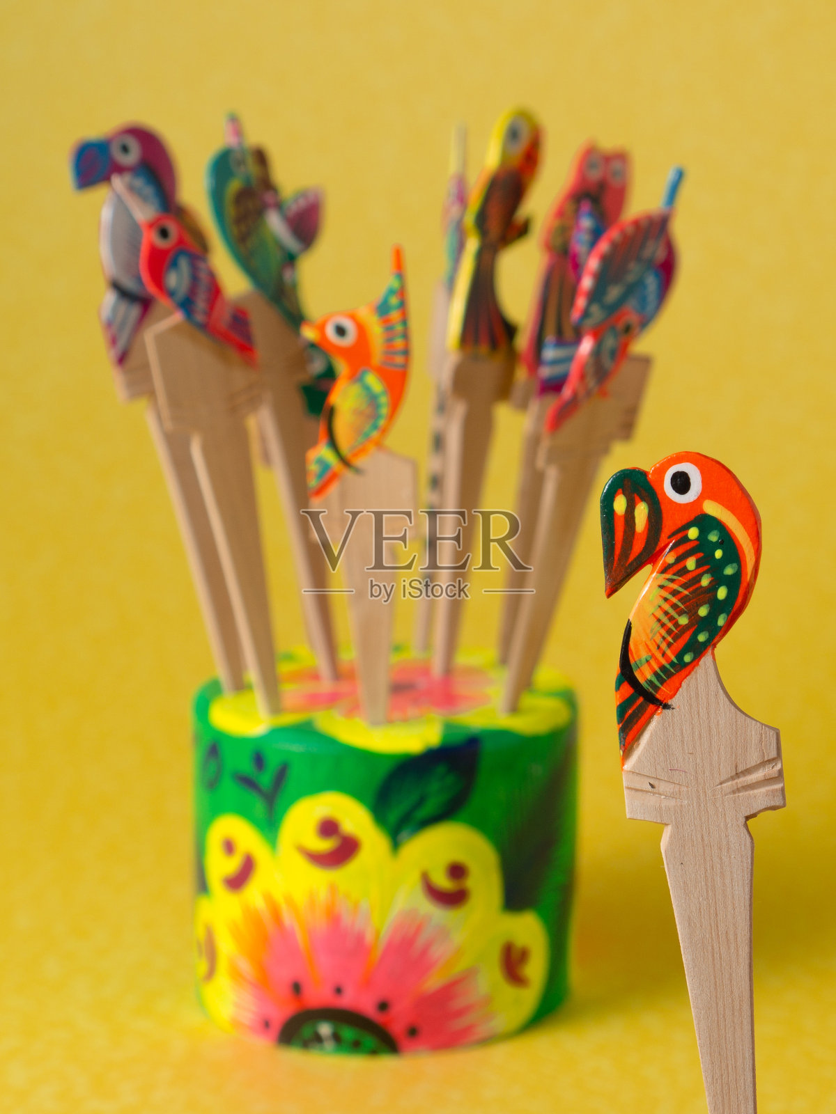 五彩缤纷的墨西哥木雕工艺品,鸟雕美食挑选照片摄影图片