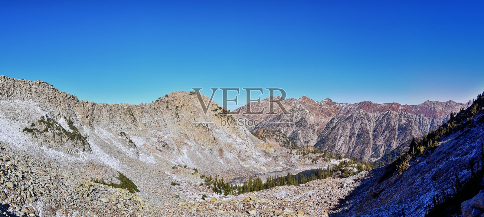 白松湖的风景从小径山景观到盐湖山谷在小杨木峡谷,Wasatch落基山脉,美国犹他州。照片摄影图片
