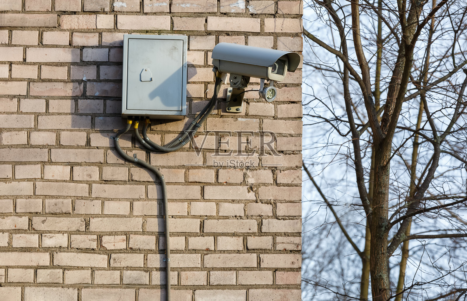 在房子的墙上安装了摄像头照片摄影图片