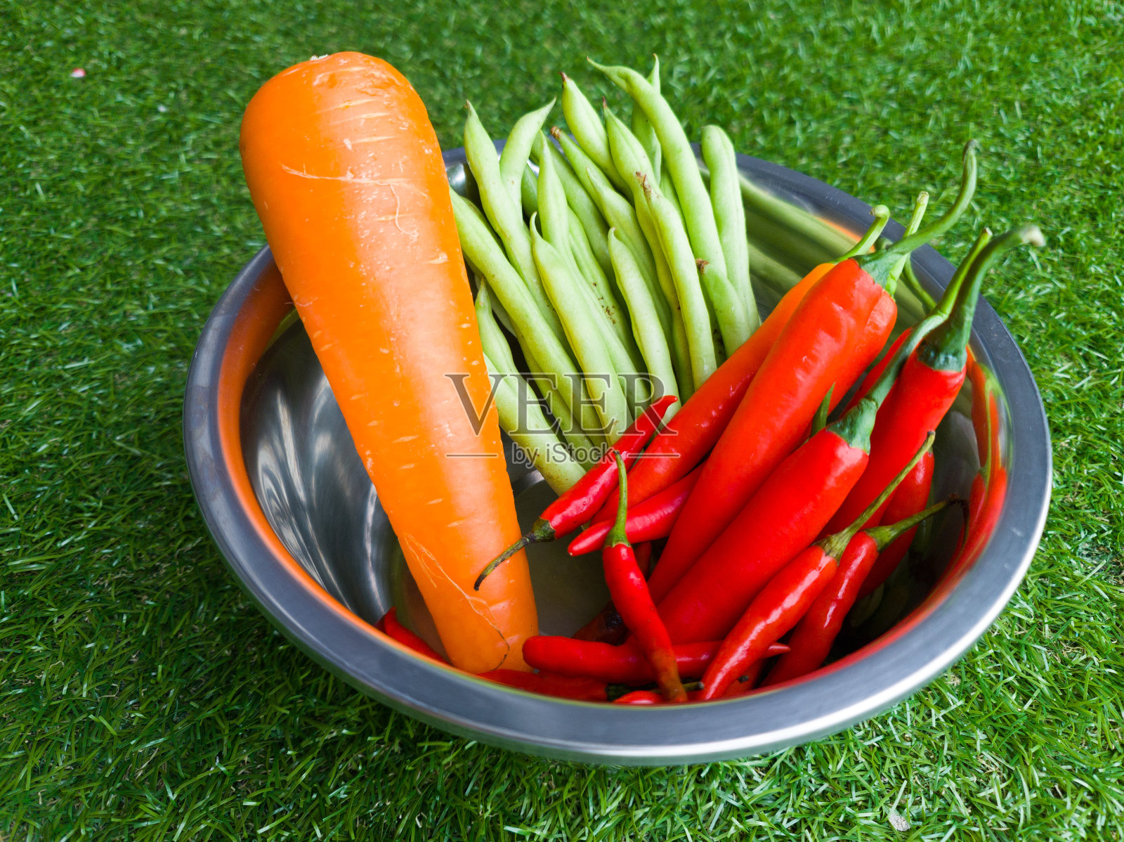 蔬菜装在金属碗里照片摄影图片