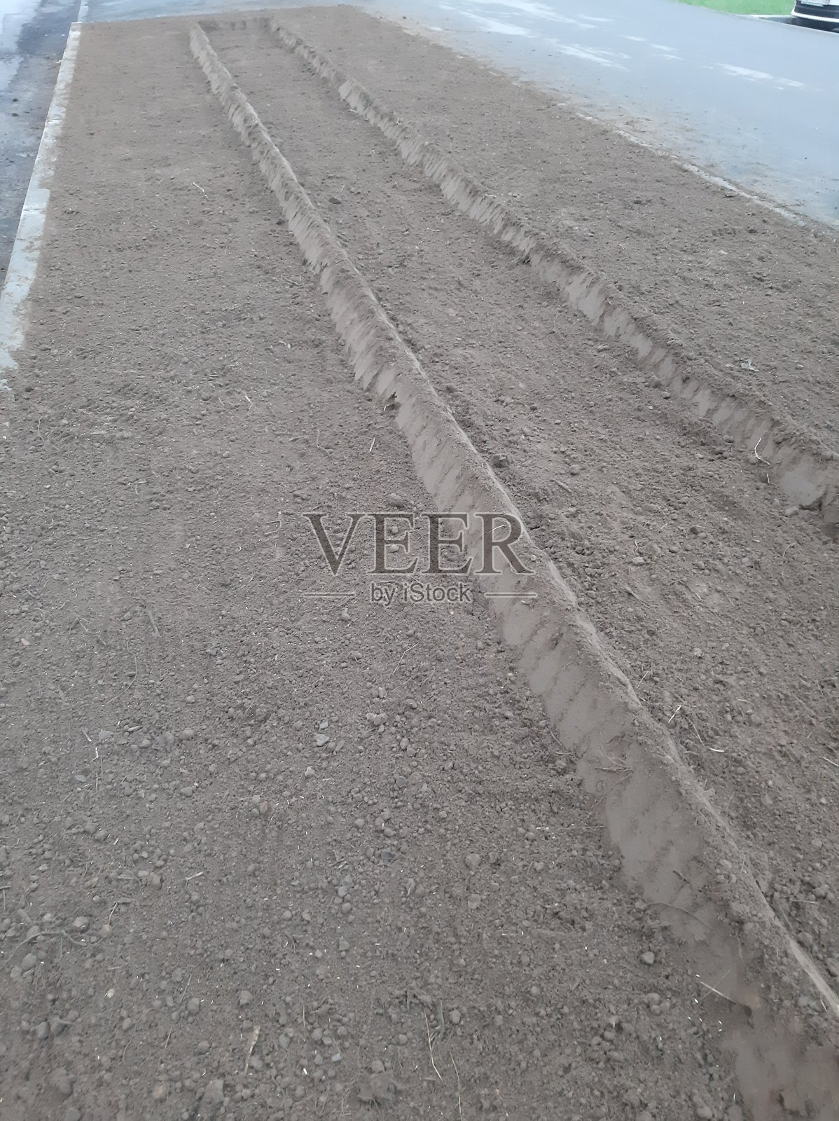 在地面上工作。为线性种植灌木准备一个苗床 照片摄影图片