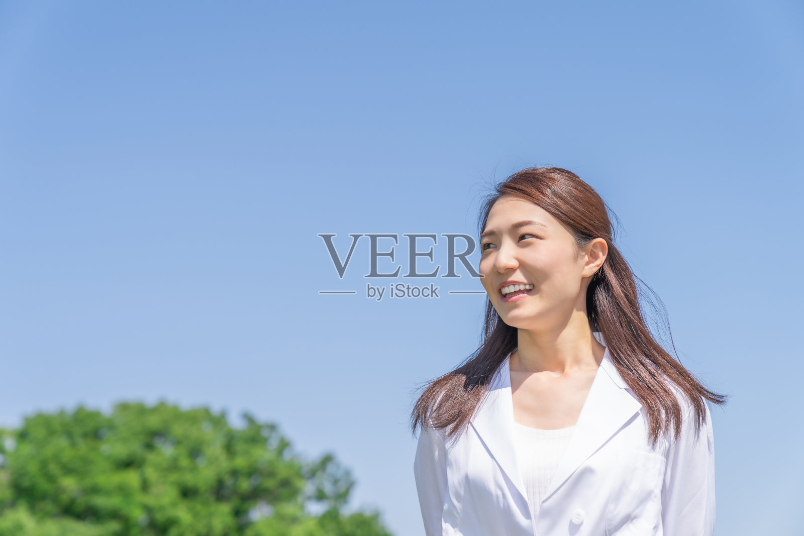 穿白大褂的亚洲女人照片摄影图片