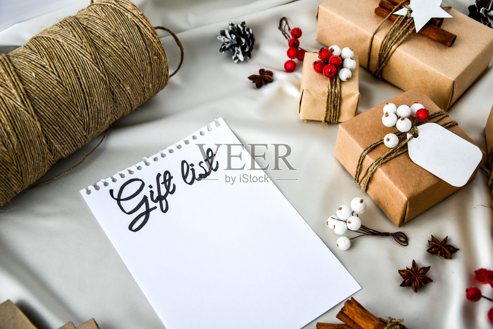 笔记本与礼物清单文字零浪费圣诞文字与礼品装饰在香槟色的丝绸背景。副本的空间。环保礼品工艺纸板照片摄影图片