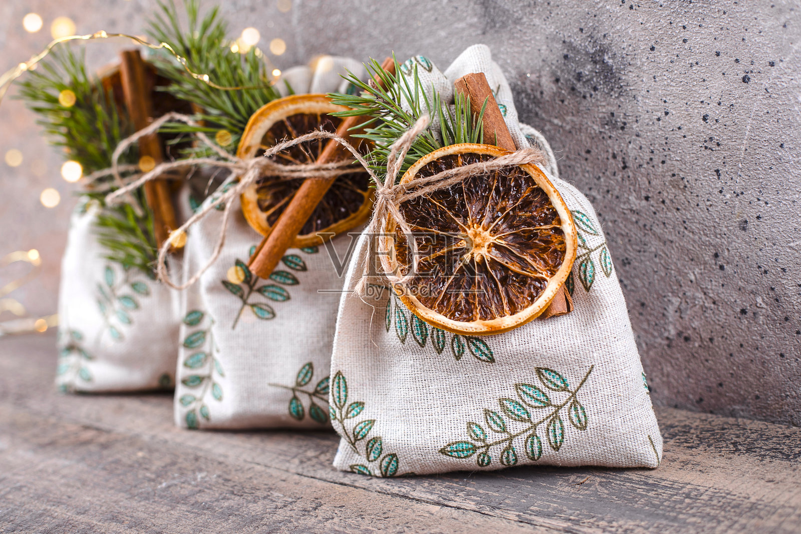 圣诞静物与环保纺织品礼品包装。节日的装饰。照片摄影图片