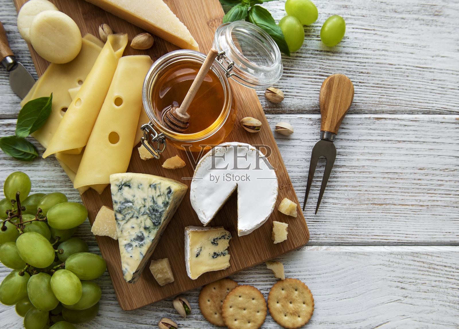 各种各样的奶酪在白色的木头背景上照片摄影图片