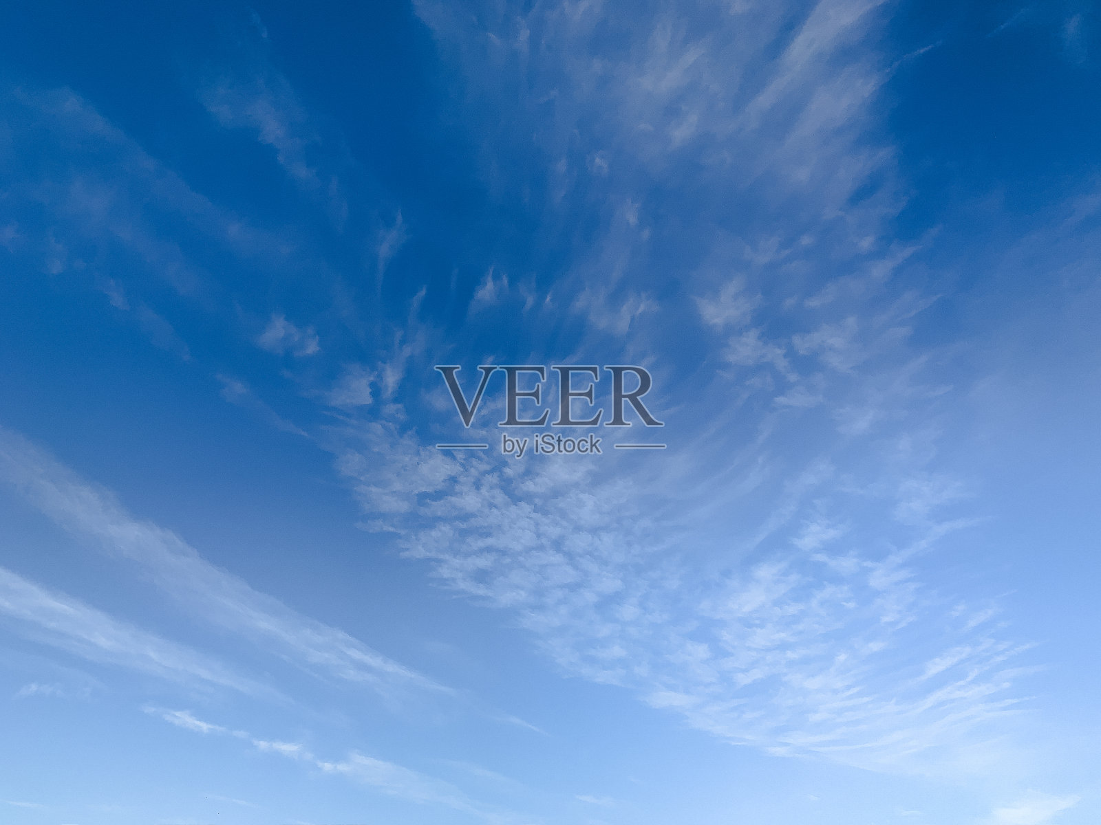 美丽的风景,白雪覆盖的岩石山和多云的天空,勃朗峰照片摄影图片