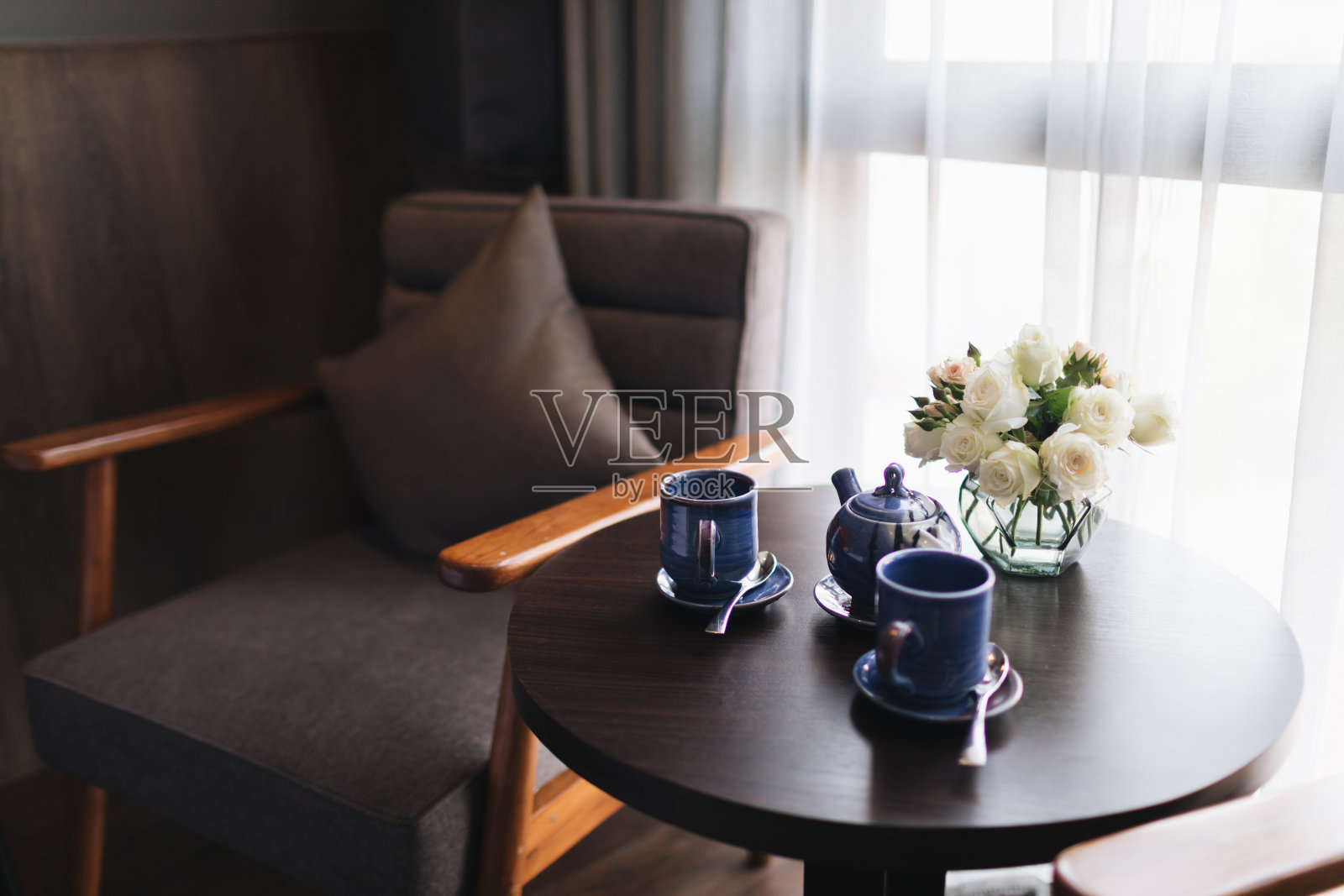 卧室里的黑色和灰色木制现代桌椅照片摄影图片