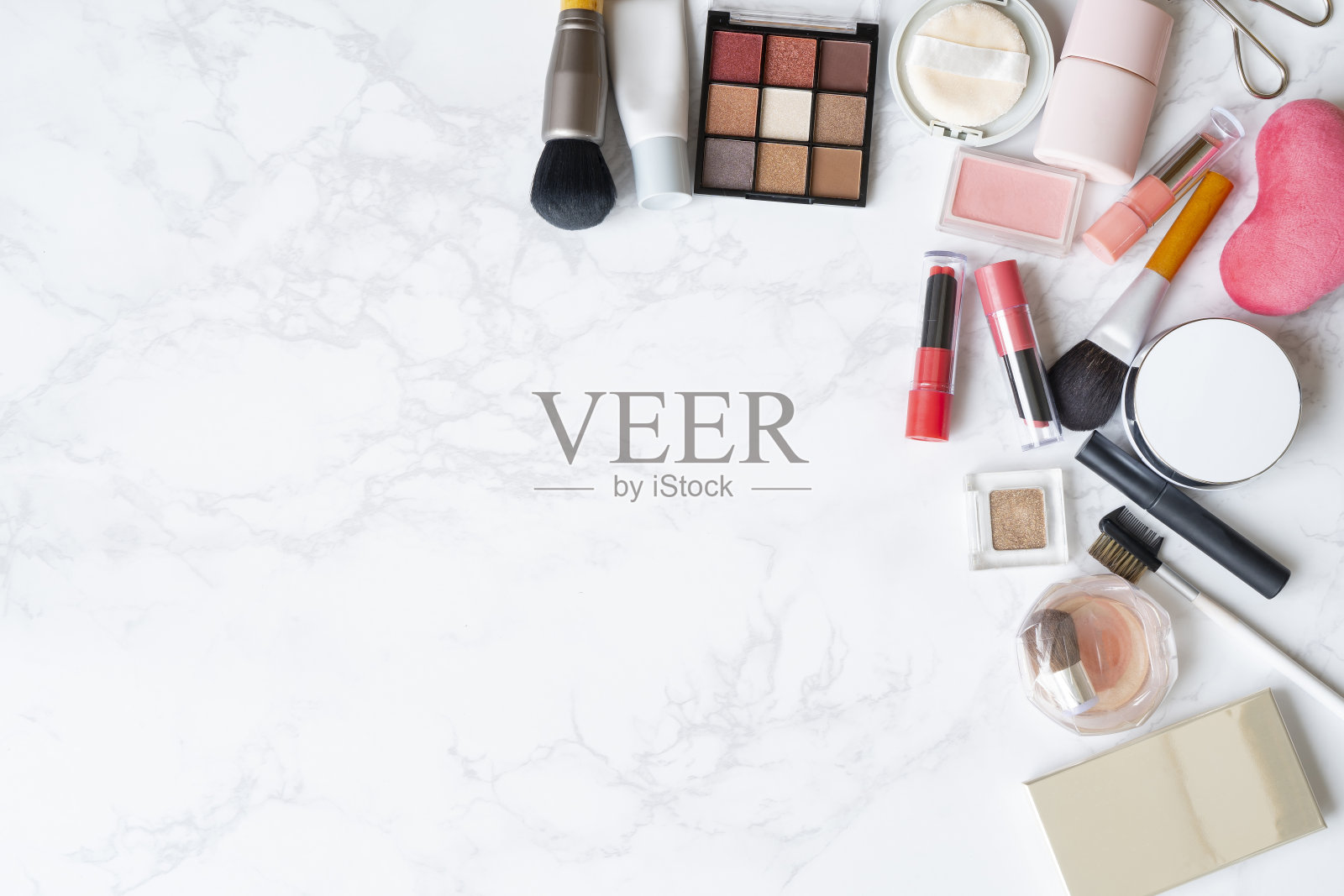 一套化妆工具放在一个大理石盘子上照片摄影图片