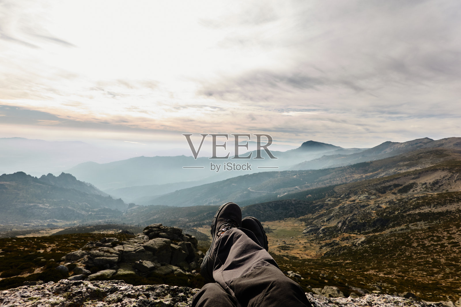 从库尔达·拉尔加路径可以看到瓜达拉玛山脉国家公园的全景。马德里的社区。西班牙照片摄影图片