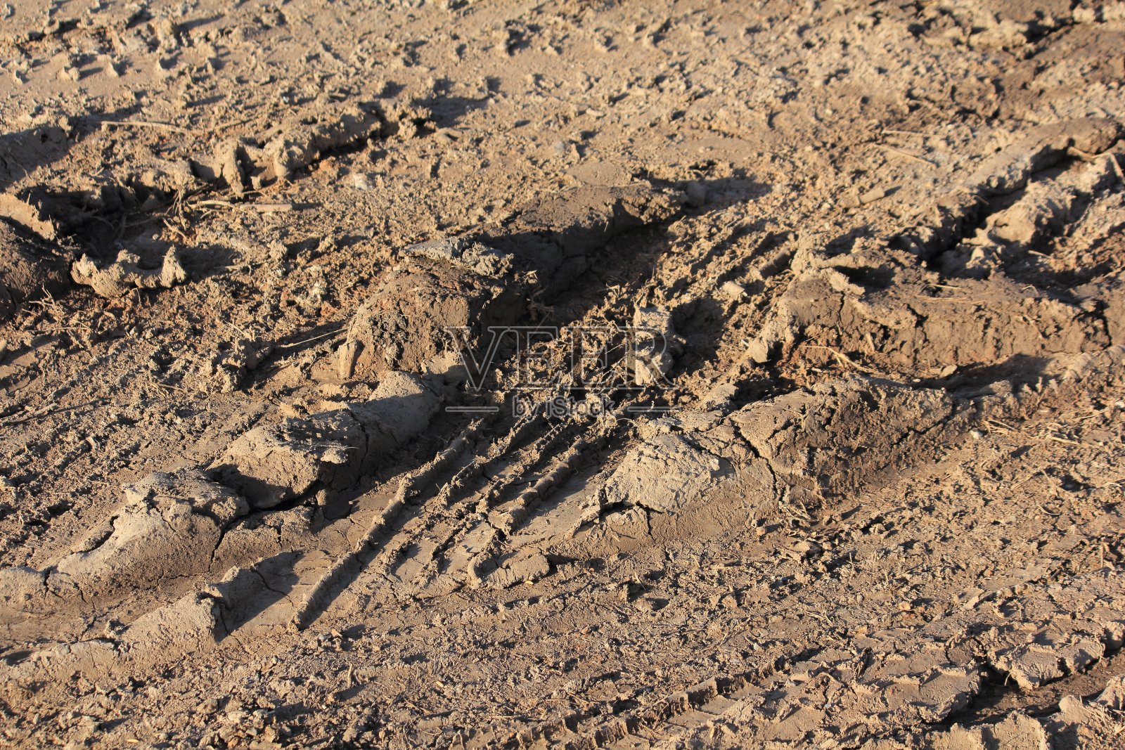 砂砾和泥泞道路上的车轮痕迹照片摄影图片