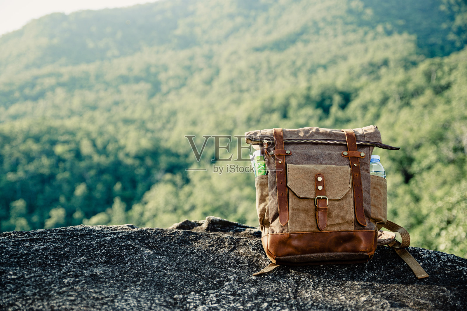 复古的背包放在山顶的山。照片摄影图片