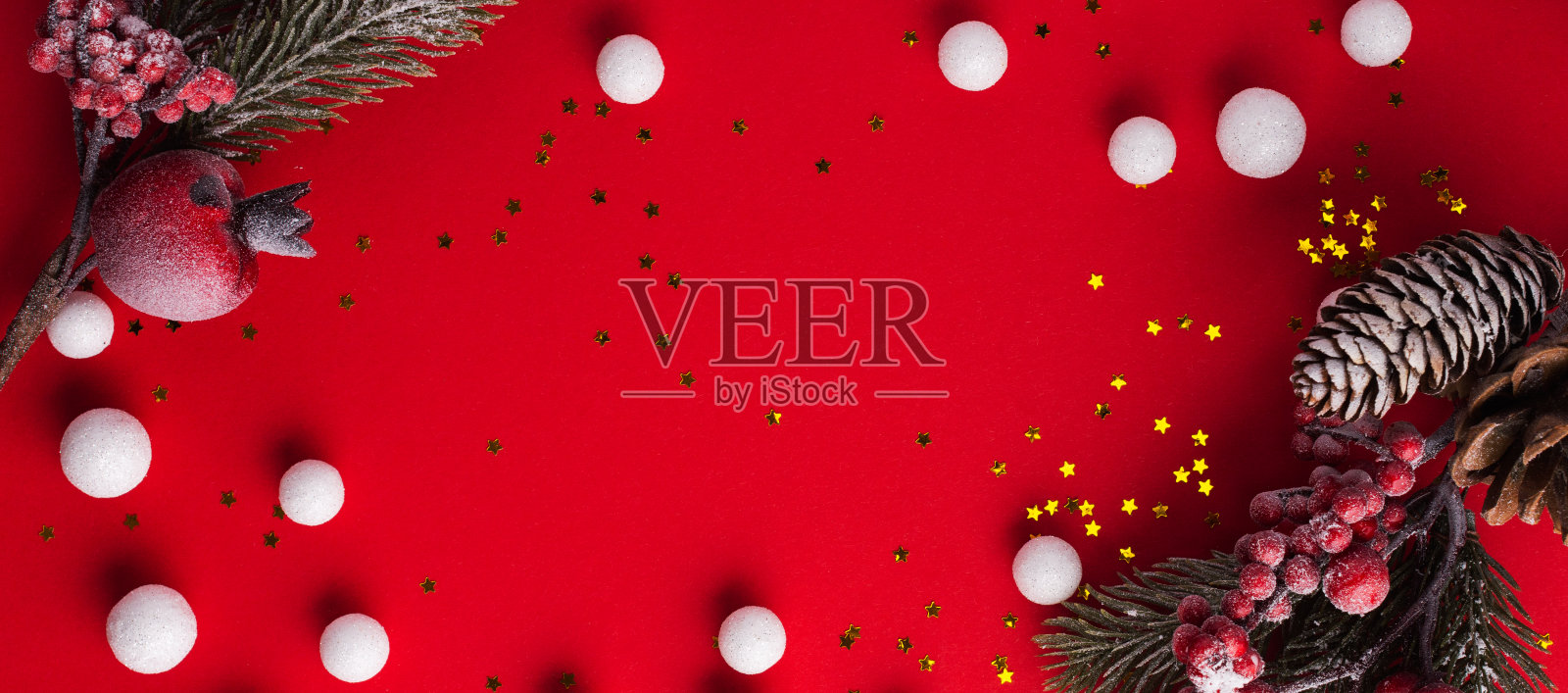 圣诞红底色配白雪装饰,冷杉树枝和礼盒。平铺新年最小构图。照片摄影图片