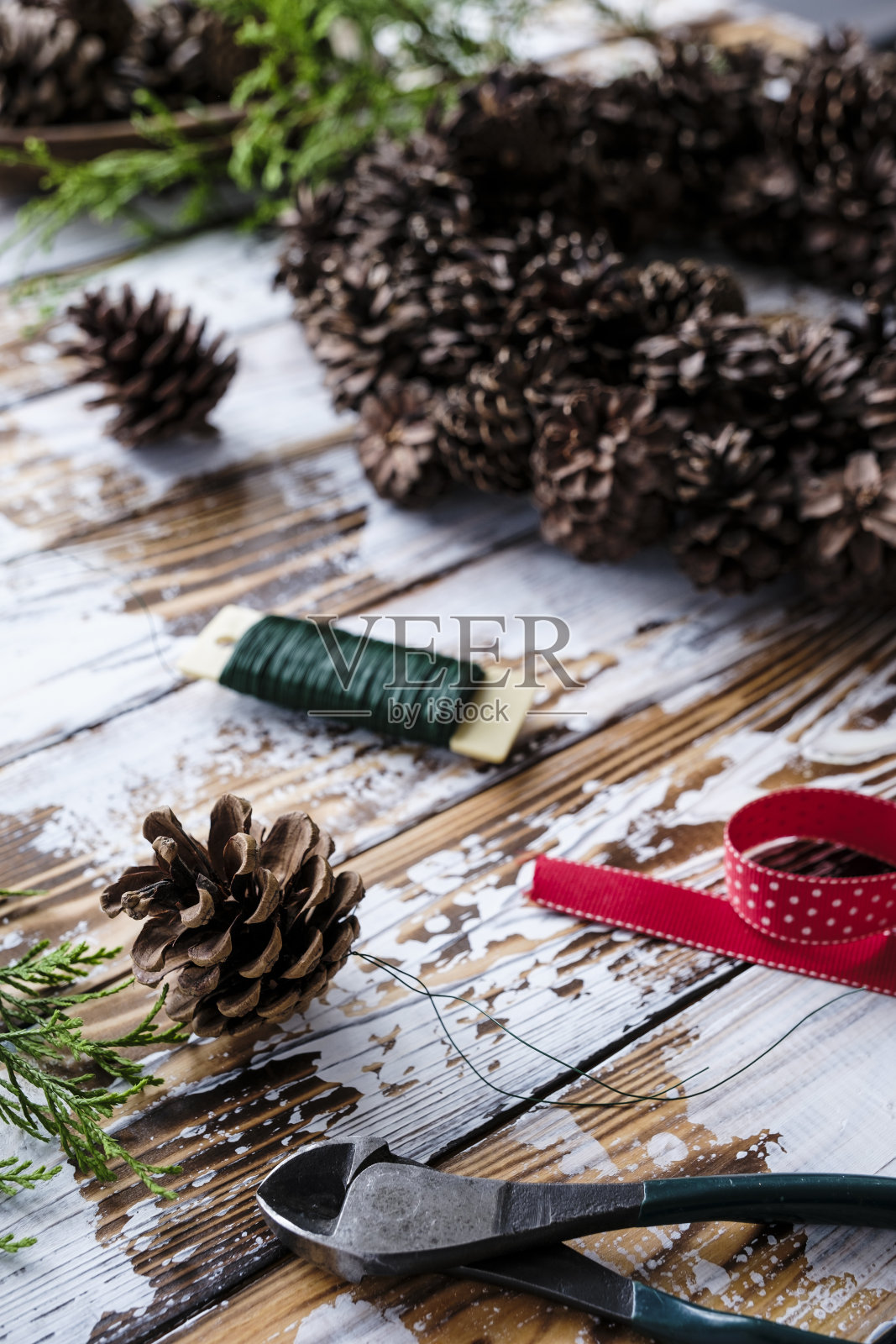 制作松果花环照片摄影图片