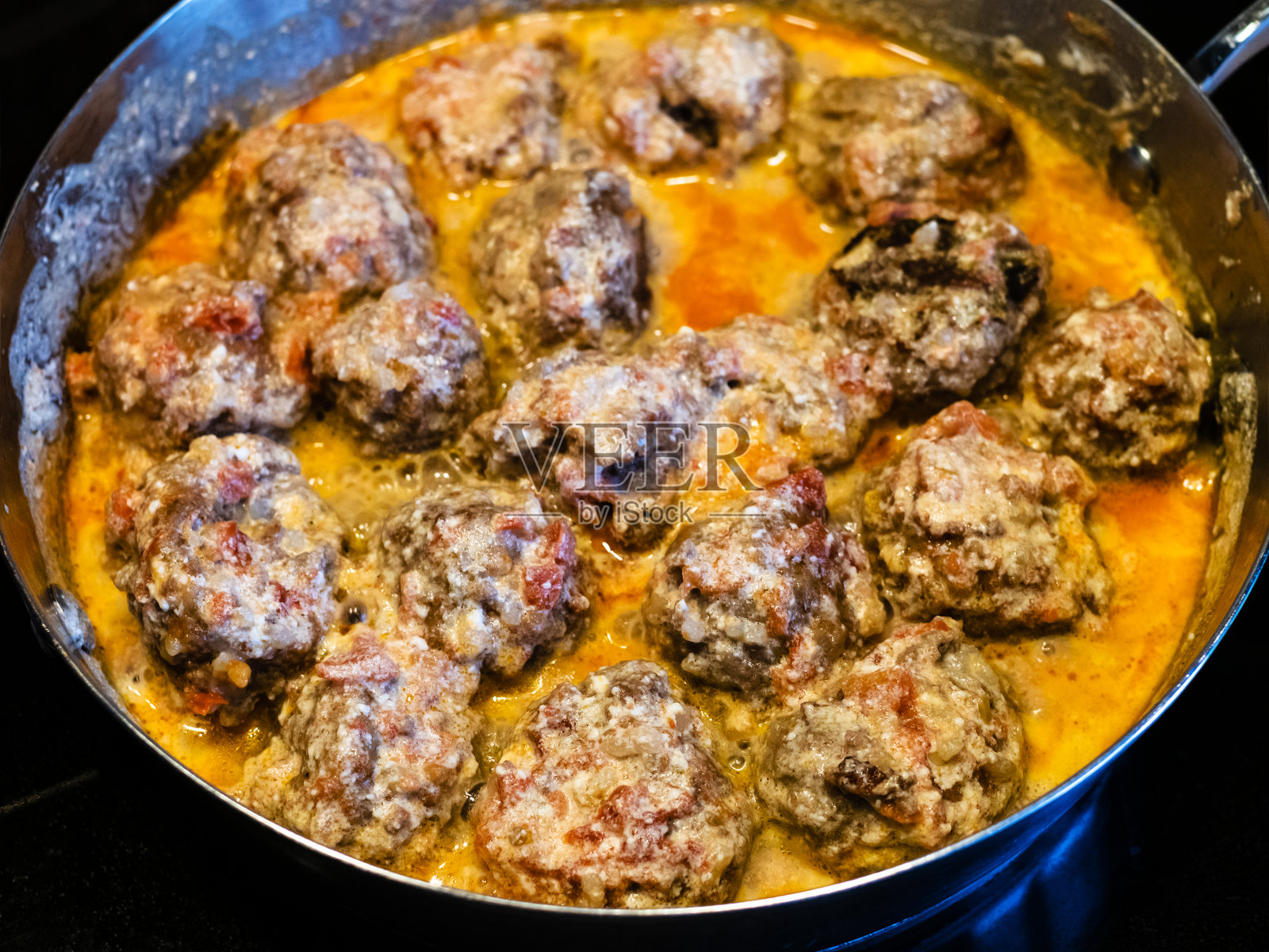 肉丸是用番茄和奶油酱炖的照片摄影图片