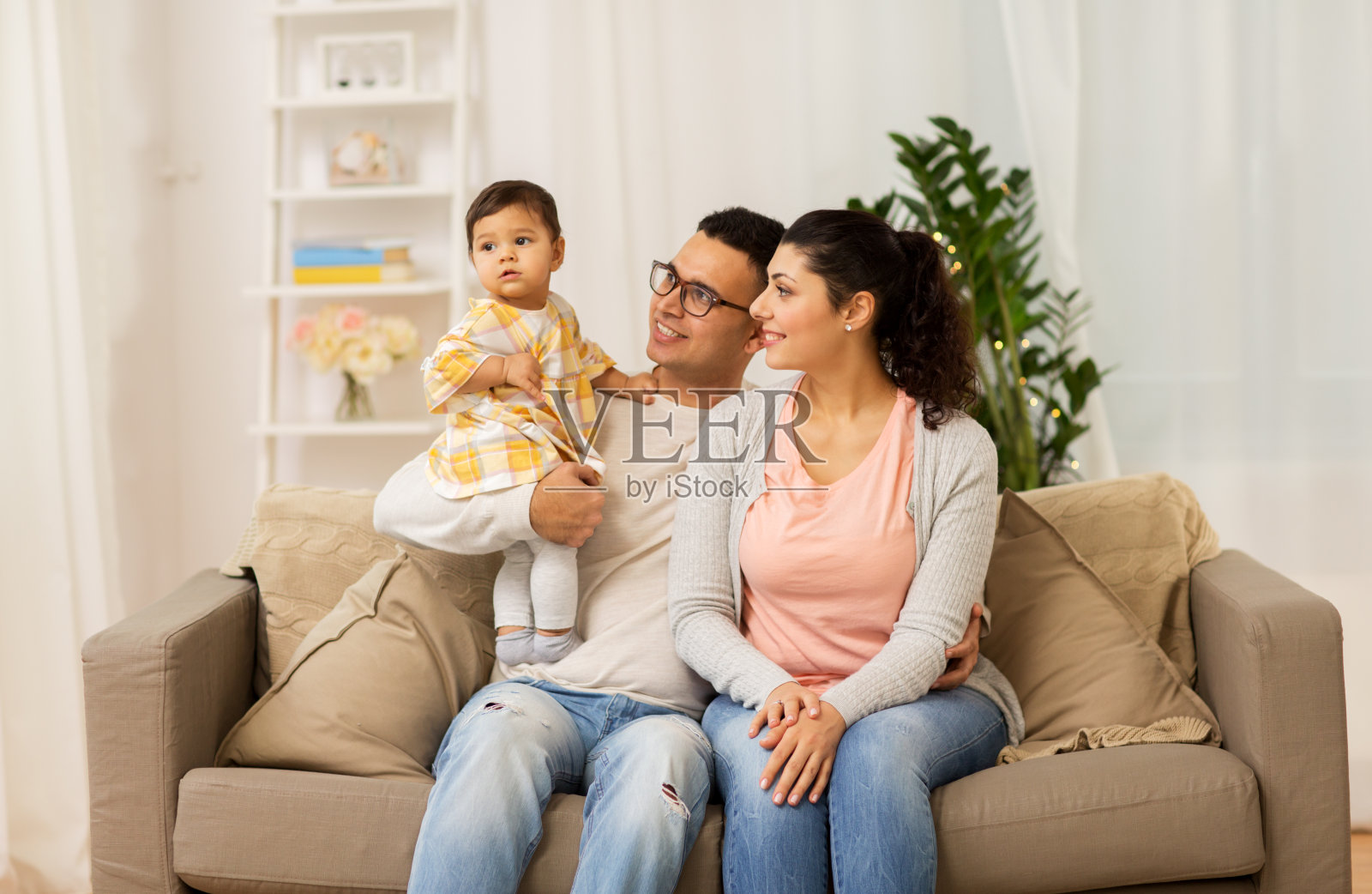 幸福家庭与女儿在家照片摄影图片