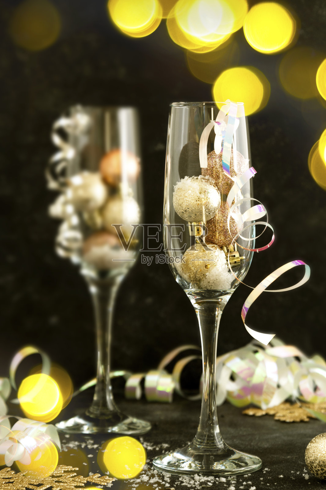 圣诞酒杯与葡萄酒,香槟,散景灯在黑暗的背景照片摄影图片
