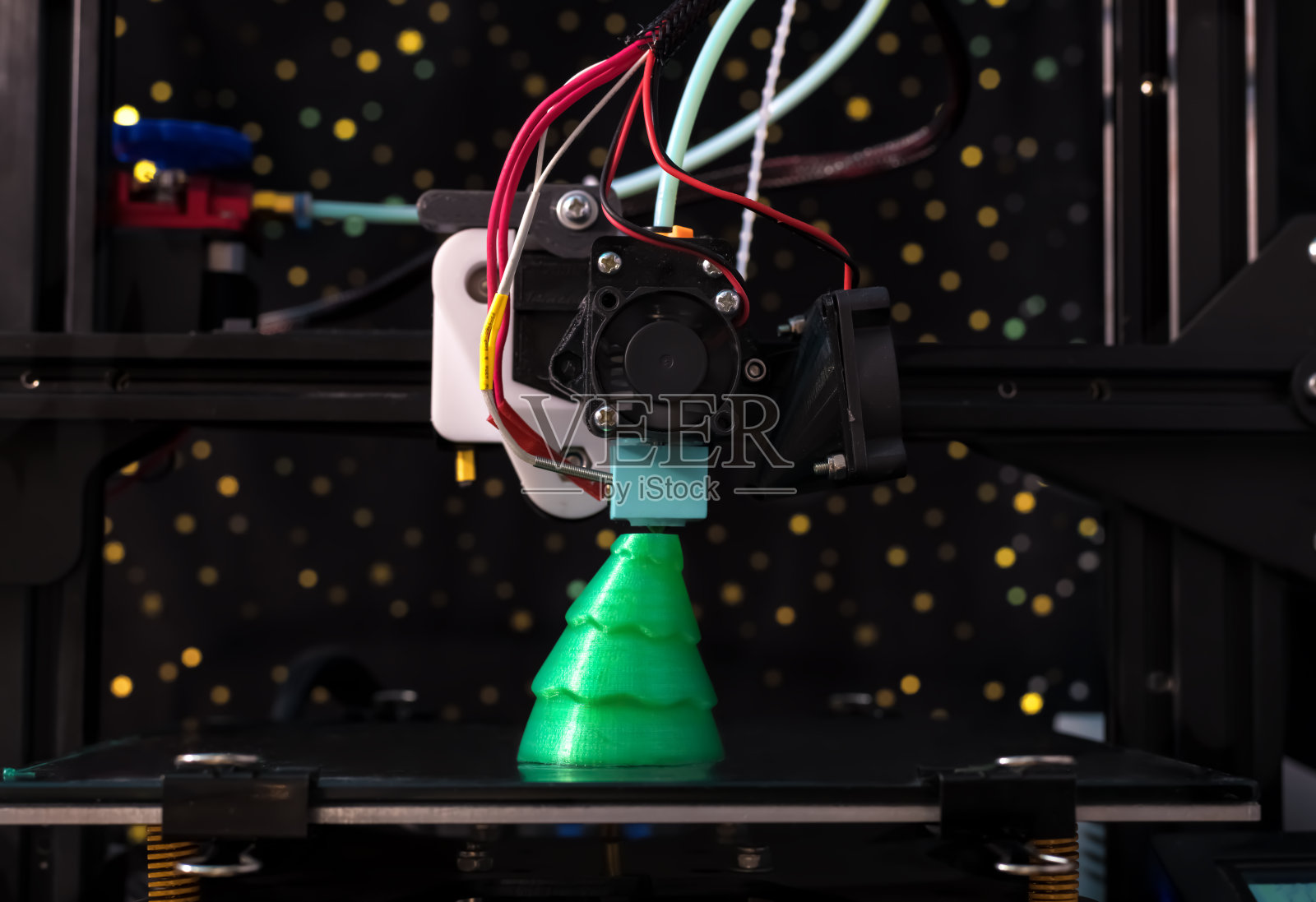 用3D打印机打印绿色圣诞树。照片摄影图片