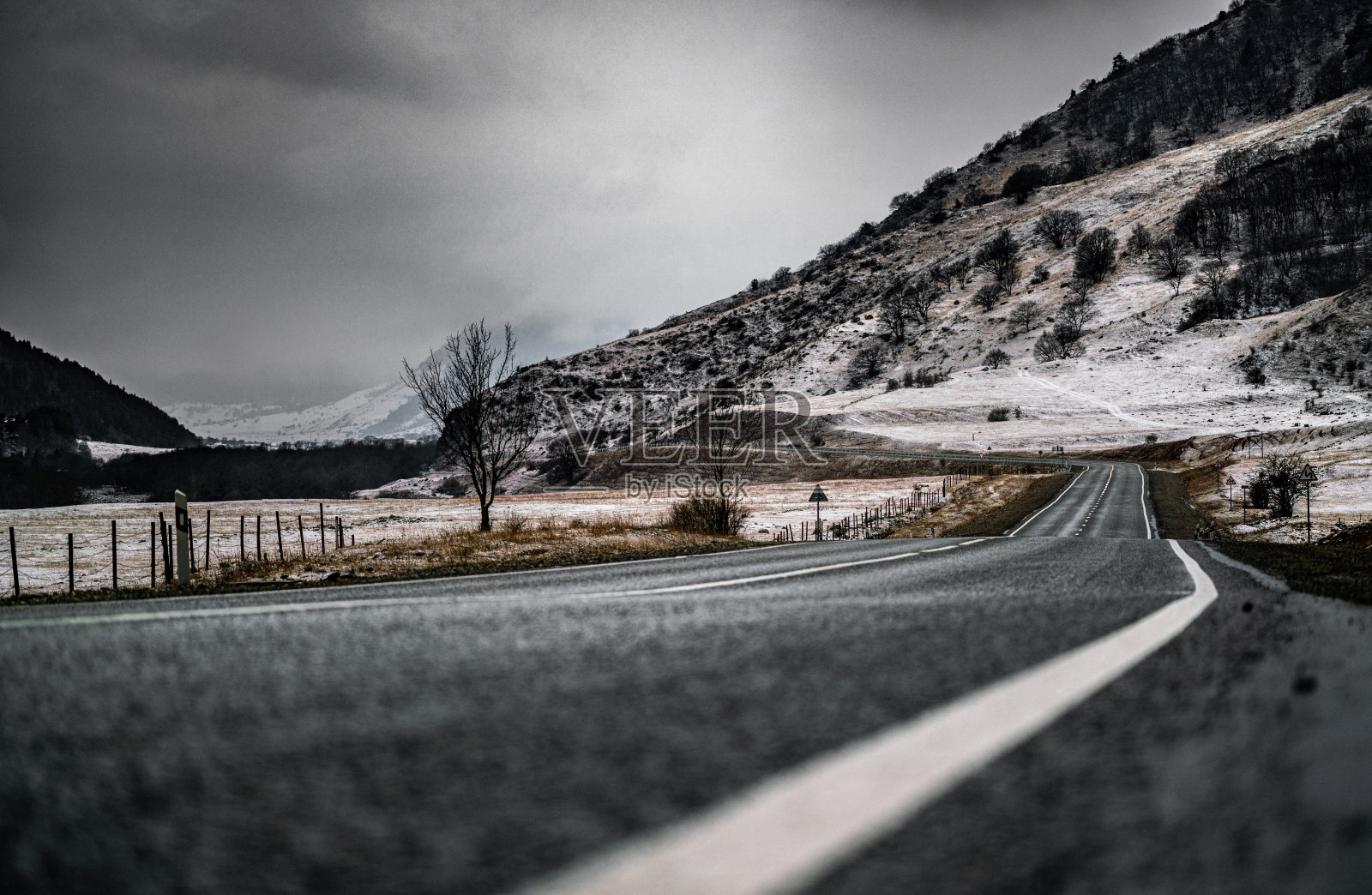 山间的柏油路照片摄影图片