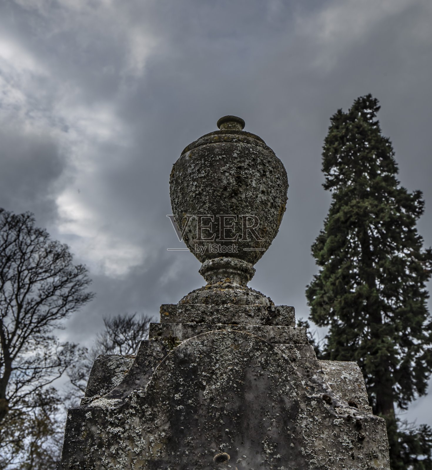 秋日:克莱顿大学教堂和墓地。照片摄影图片