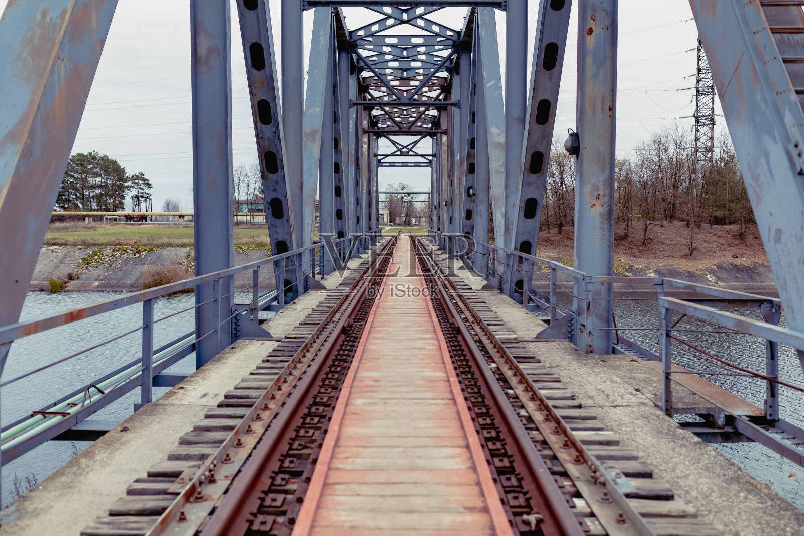 切尔诺贝利核电站附近的铁路桥。基辅地区。乌克兰照片摄影图片