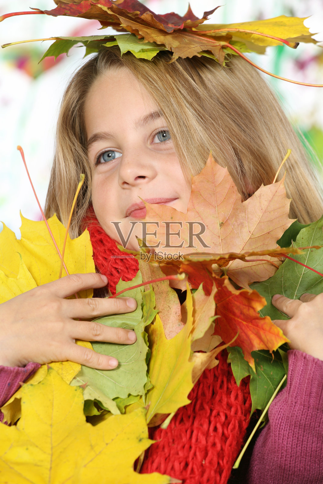 女孩在玩一束秋叶照片摄影图片