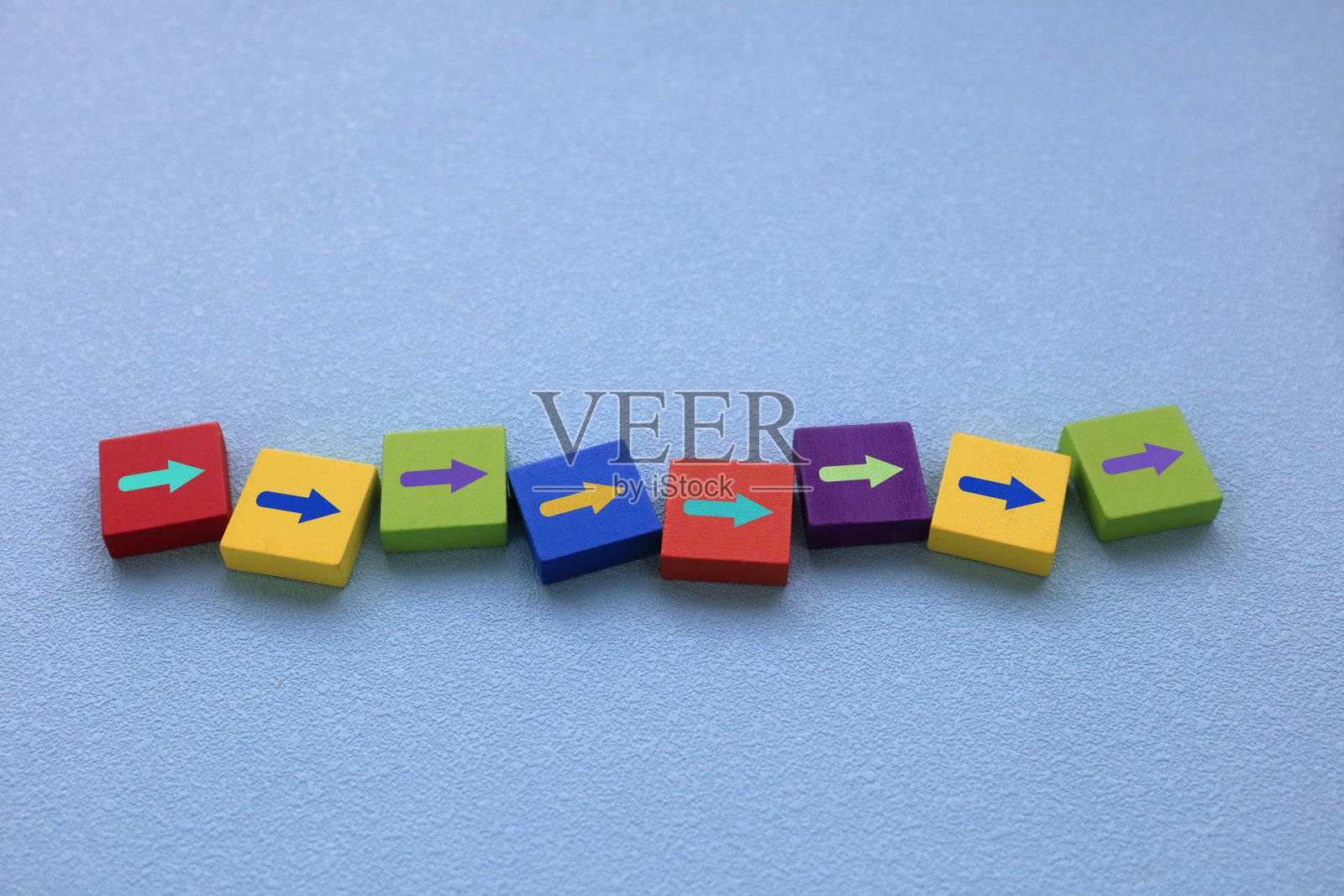 木块上的箭头符号照片摄影图片