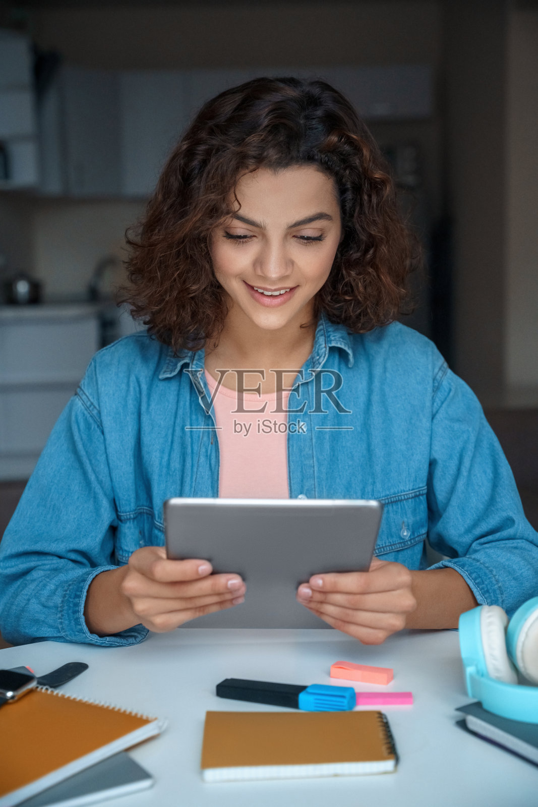 年轻女子使用平板电脑,并在网上工作和学习。照片摄影图片