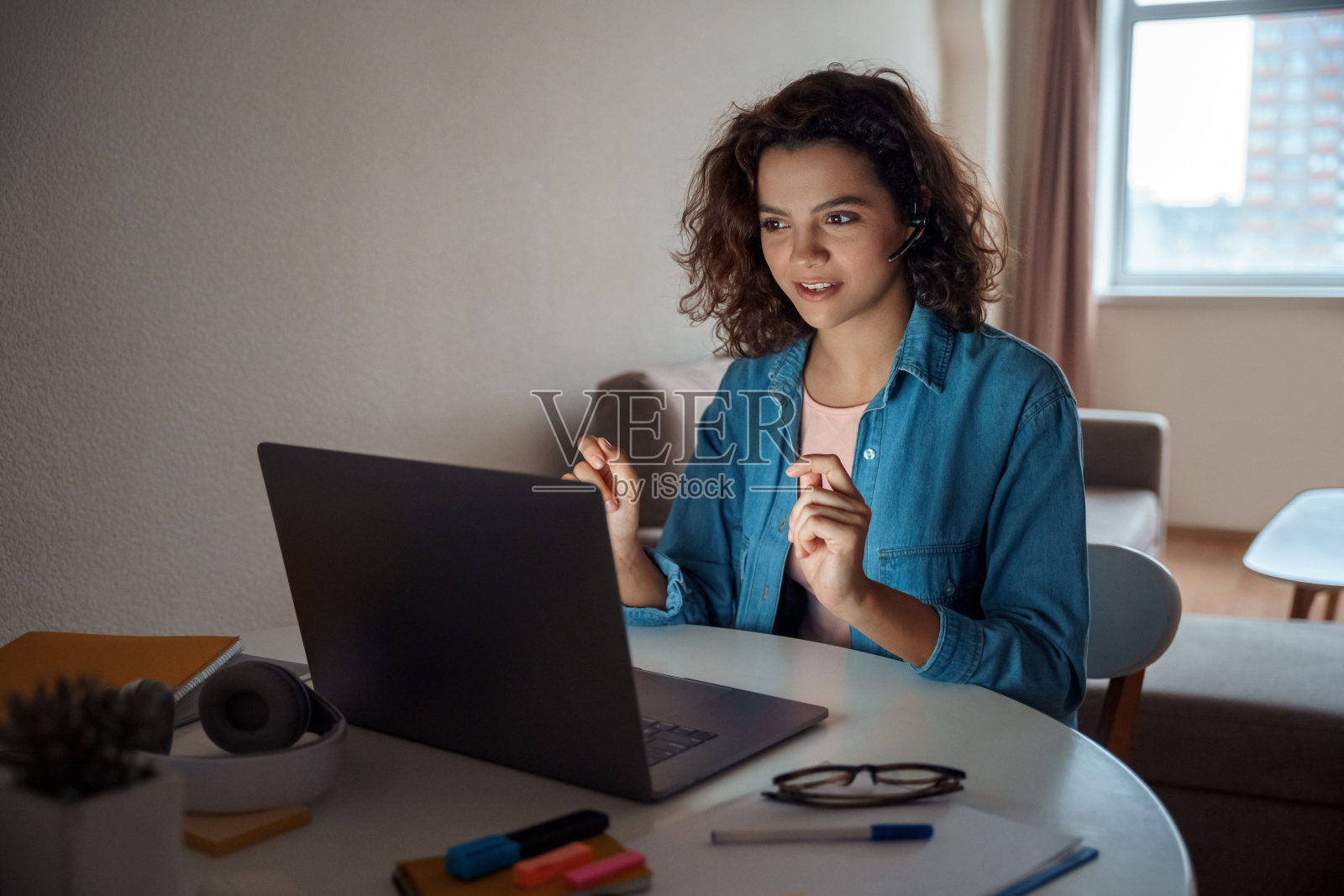 年轻的自由职业者在电脑上工作。照片摄影图片
