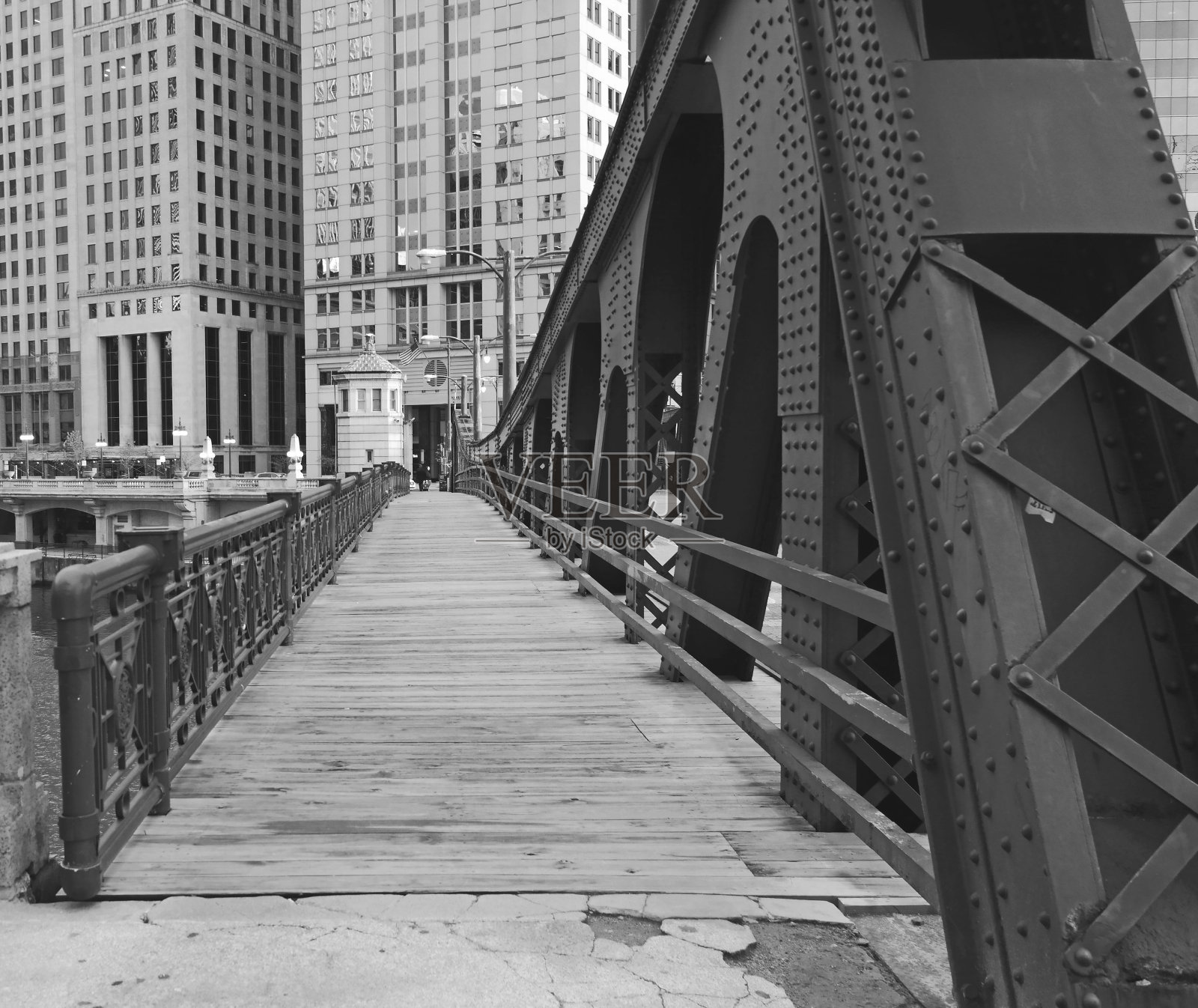 威尔斯街大桥人行道-黑色和白色照片摄影图片