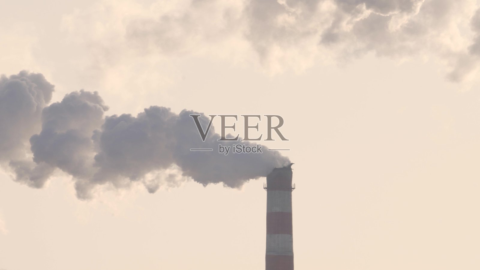 化工厂的工业烟囱里冒出滚滚黑烟。管道与烟雾的特写天空背景照片摄影图片
