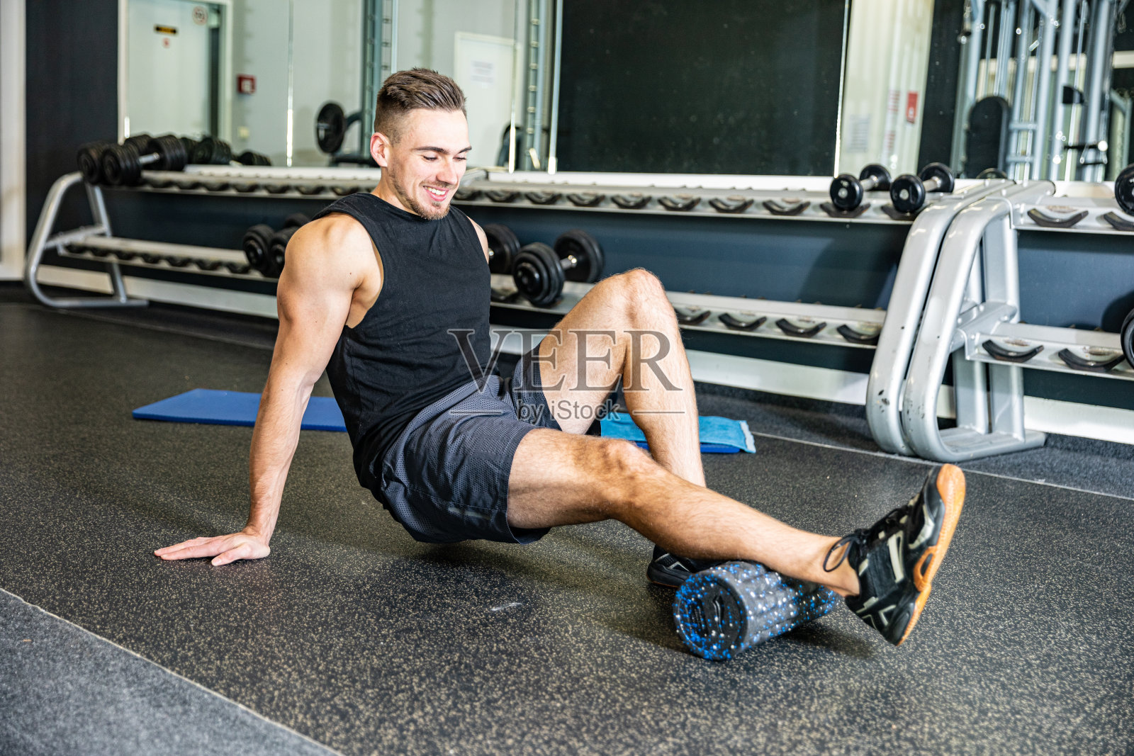运动员在健身房做举重锻炼照片摄影图片