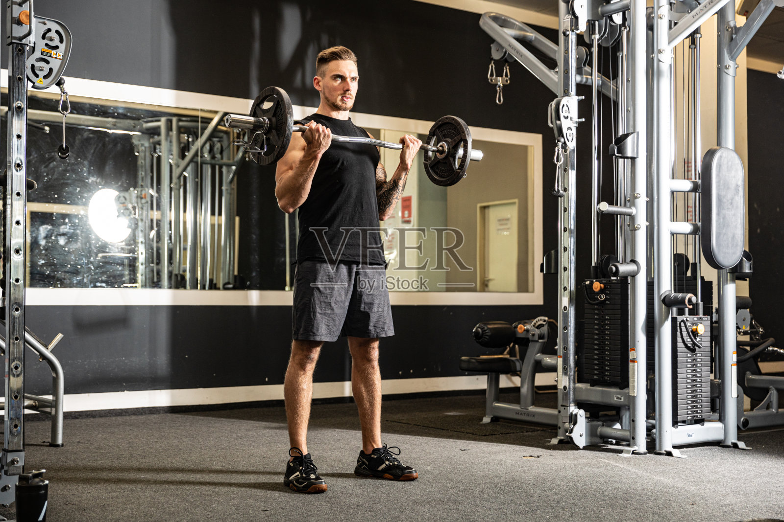 运动员在健身房做举重锻炼照片摄影图片